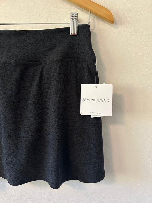 NWT Beyond Yoga Movement Skirt in Heather Darkest Night | Size Small
