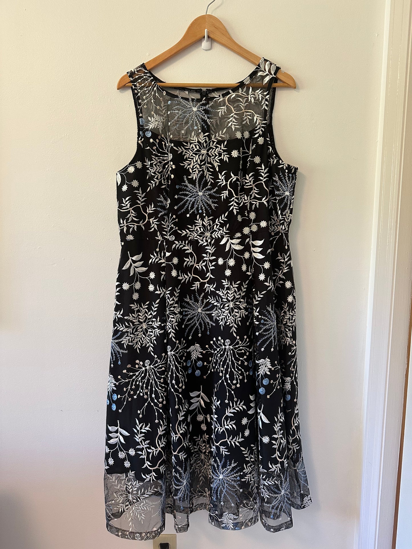 Adrianna Papell Black and White Floral Fit and Flare Midi Dress | Size 18