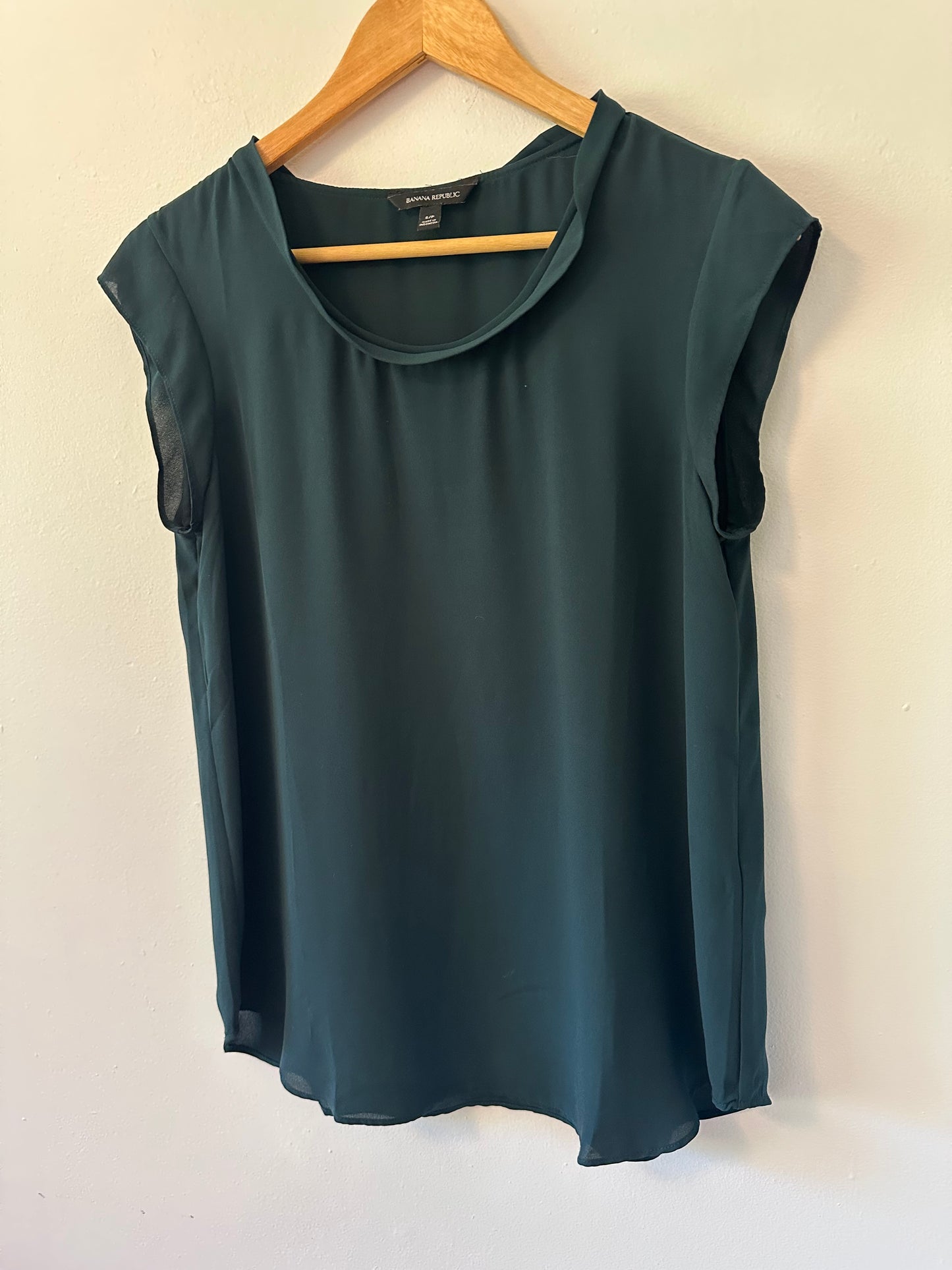 Banana Republic Short Sleeve Scoop Neck Blouse in Dark Green | Size Small