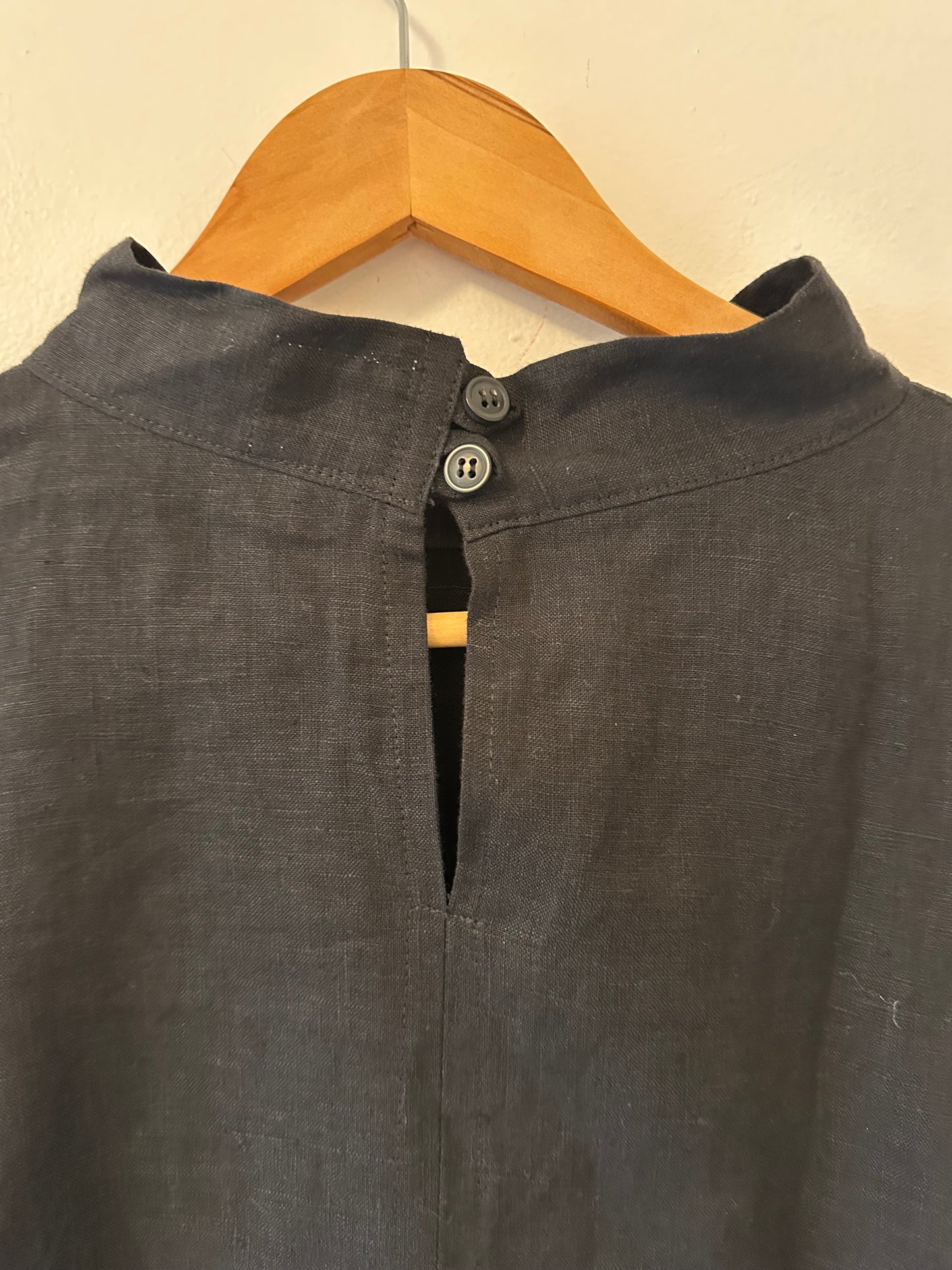 Marty Jean Cropped Uniform Linen Mock Neck Top in Black - Size XS