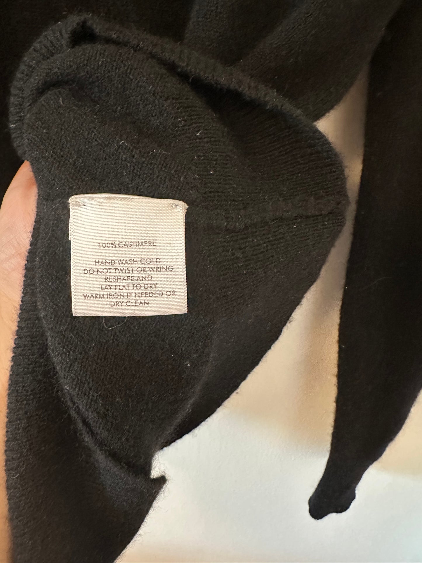 White + Warren Essentials Classic Crewneck Cashmere Sweater in Black - Small