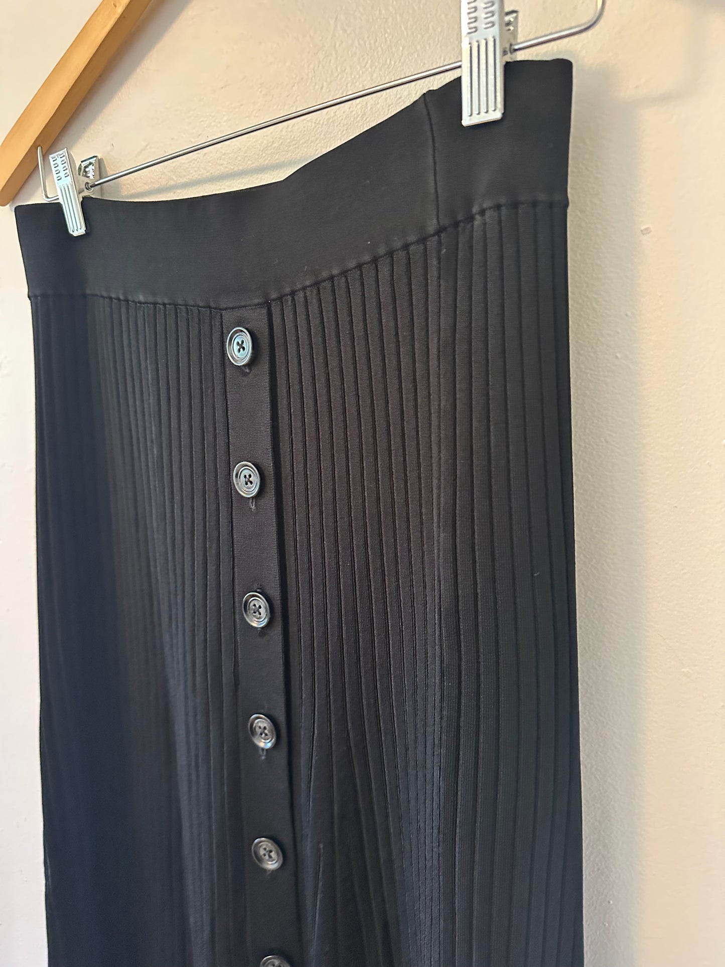BCBGMaxAzria Black Button-Front Jade Ribbed Knit Midi Skirt | Size Small