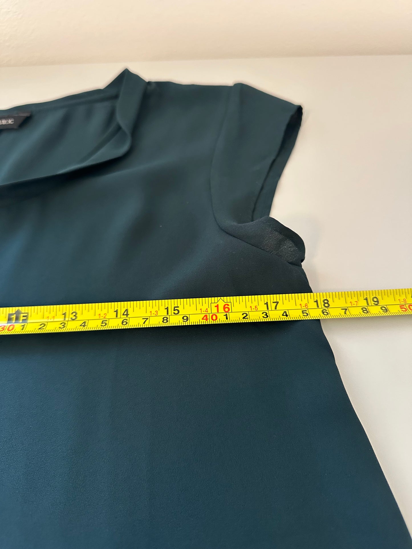 Banana Republic Short Sleeve Scoop Neck Blouse in Dark Green | Size Small