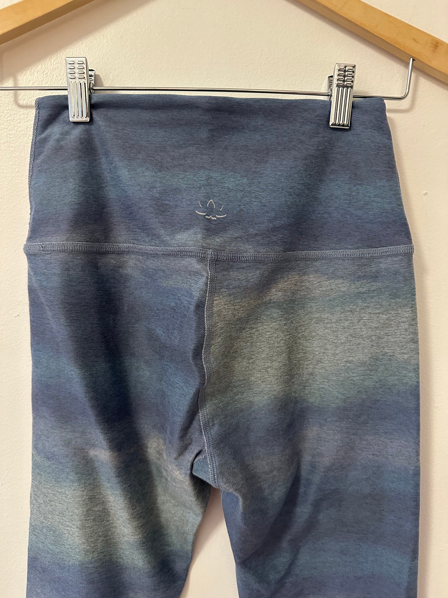 Beyond Yoga SoftMark High Waisted Midi Legging in Watercolor Waves | Size Medium