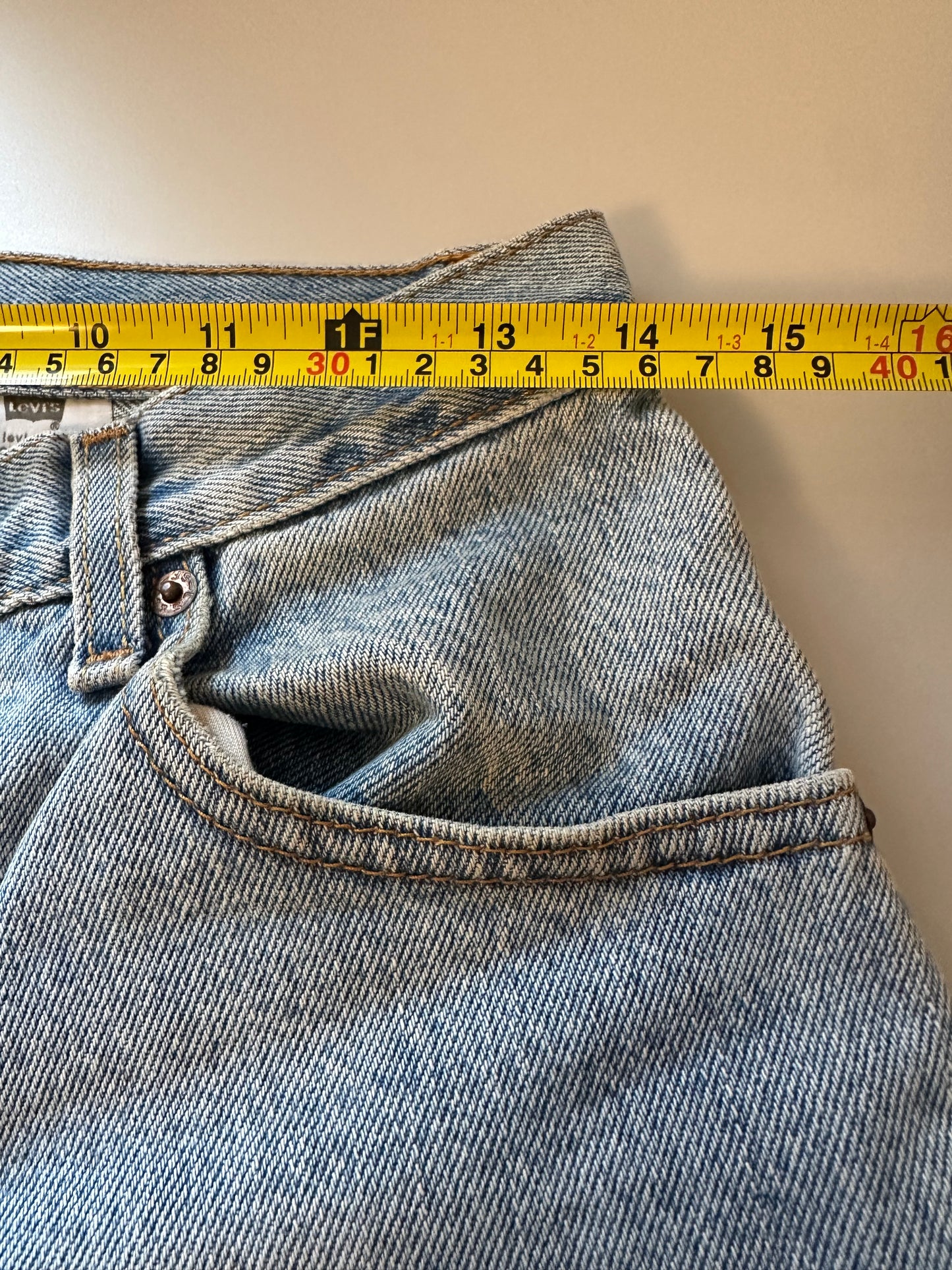 Levi's Vintage 90s Light Blue Classic Relaxed 550 Jeans | Size 6