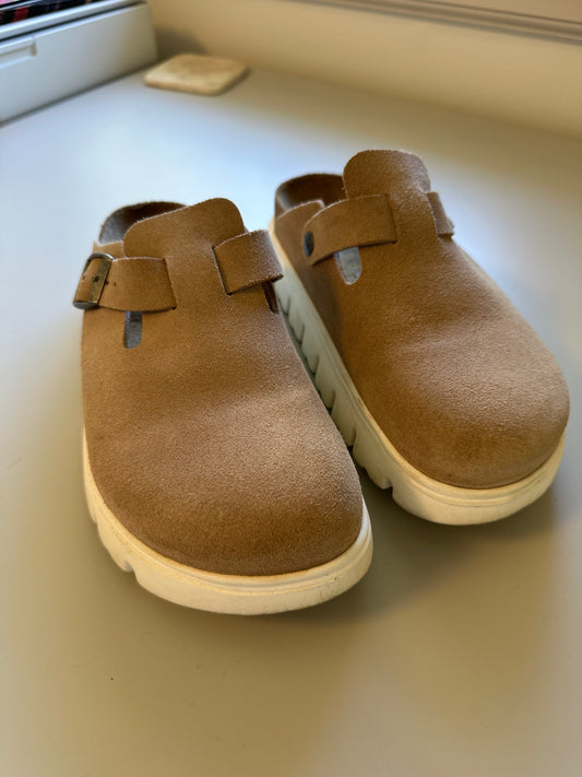 Birkenstock Papillio Boston Chunky Platform Pull On Clogs in Warm Tan Suede | Size 39
