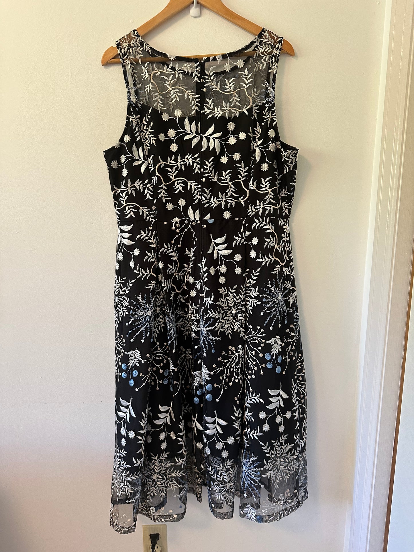Adrianna Papell Black and White Floral Fit and Flare Midi Dress | Size 18