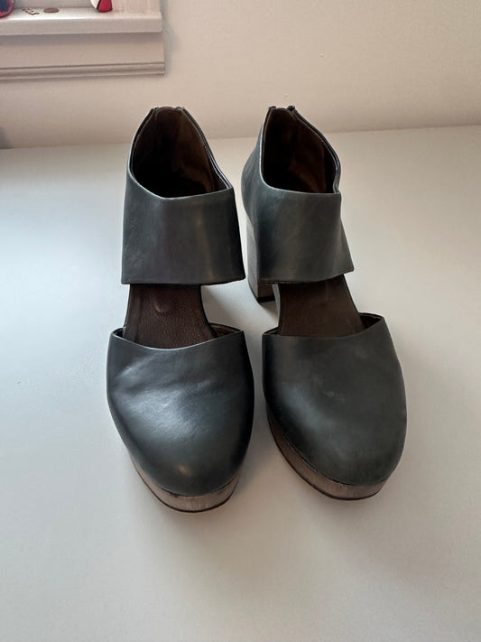 Coclico Women's Sombre Heeled Platform Cutout Clogs In Gray Leather | Size 38