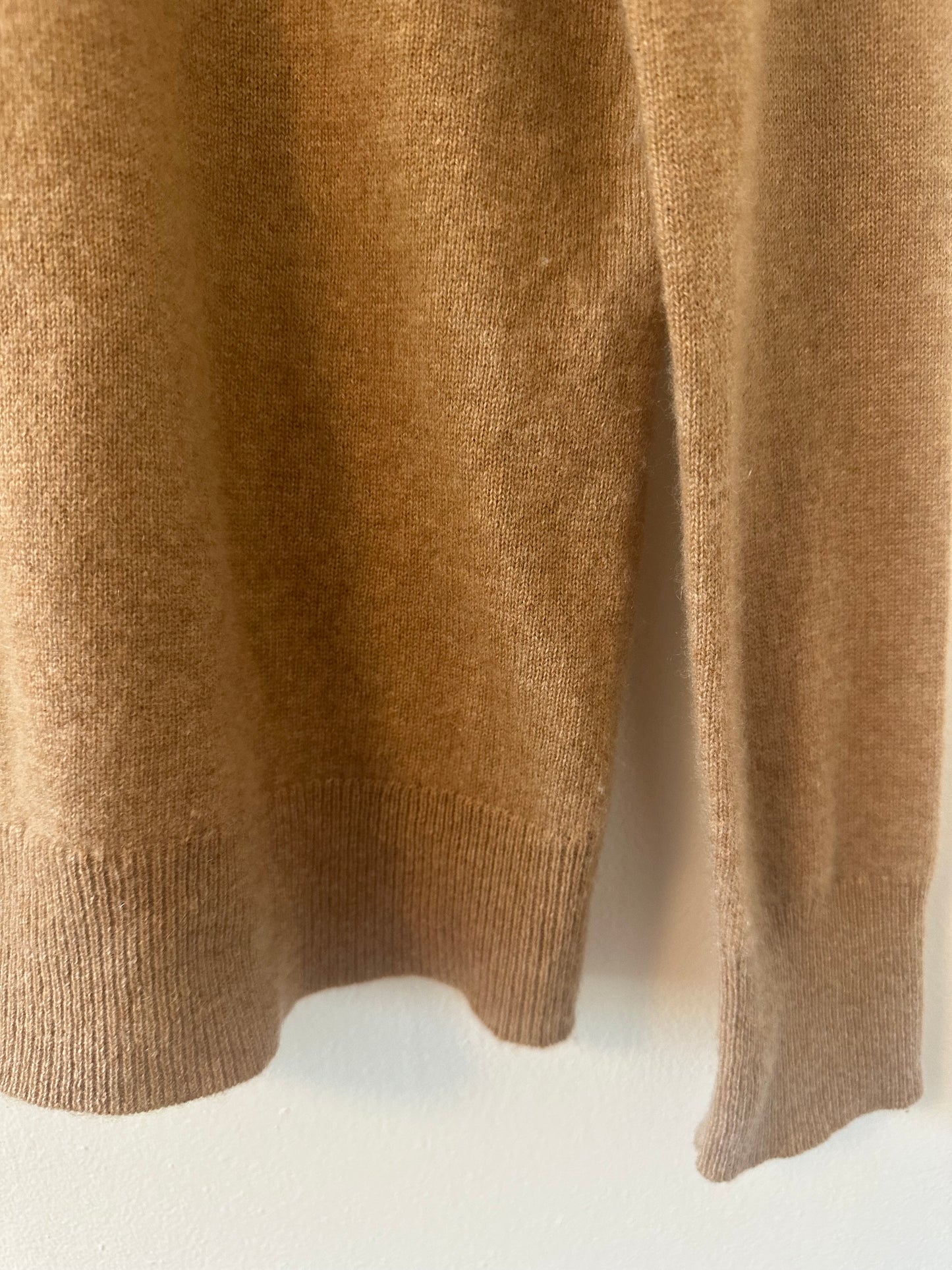White + Warren Essentials Classic Crewneck Cashmere Sweater in Camel Heather - Small
