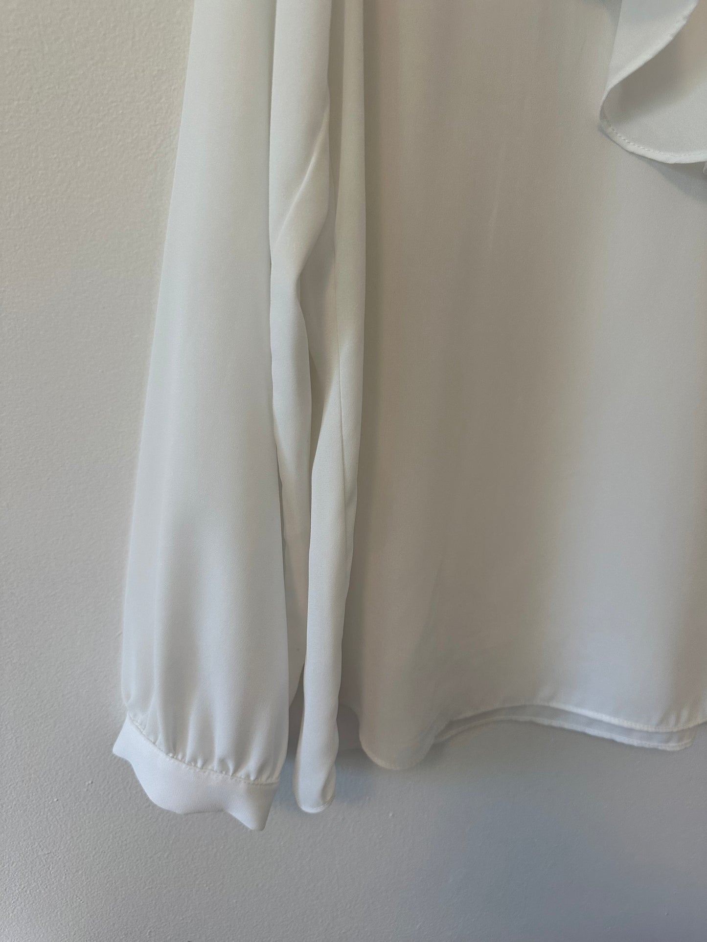 Three Eighty Two White Ruffle V-Neck Blouse Size Medium