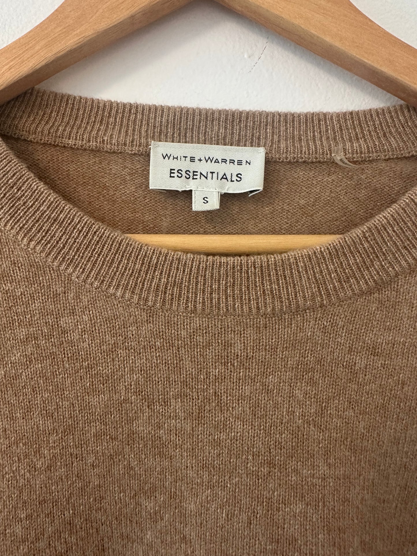 White + Warren Essentials Classic Crewneck Cashmere Sweater in Camel Heather - Small