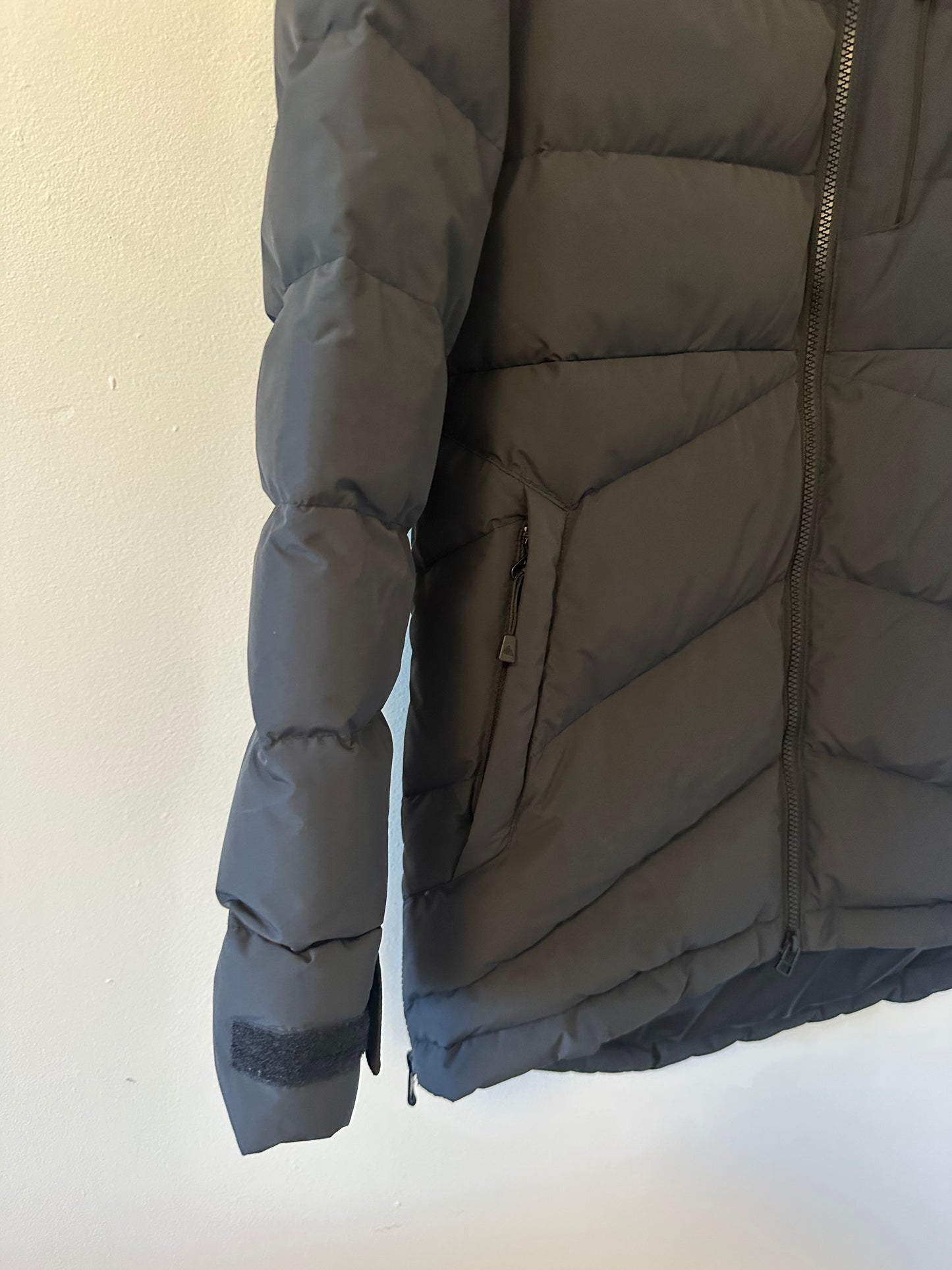 Burton Loyil Down Snowboard Jacket in Black | Size Small