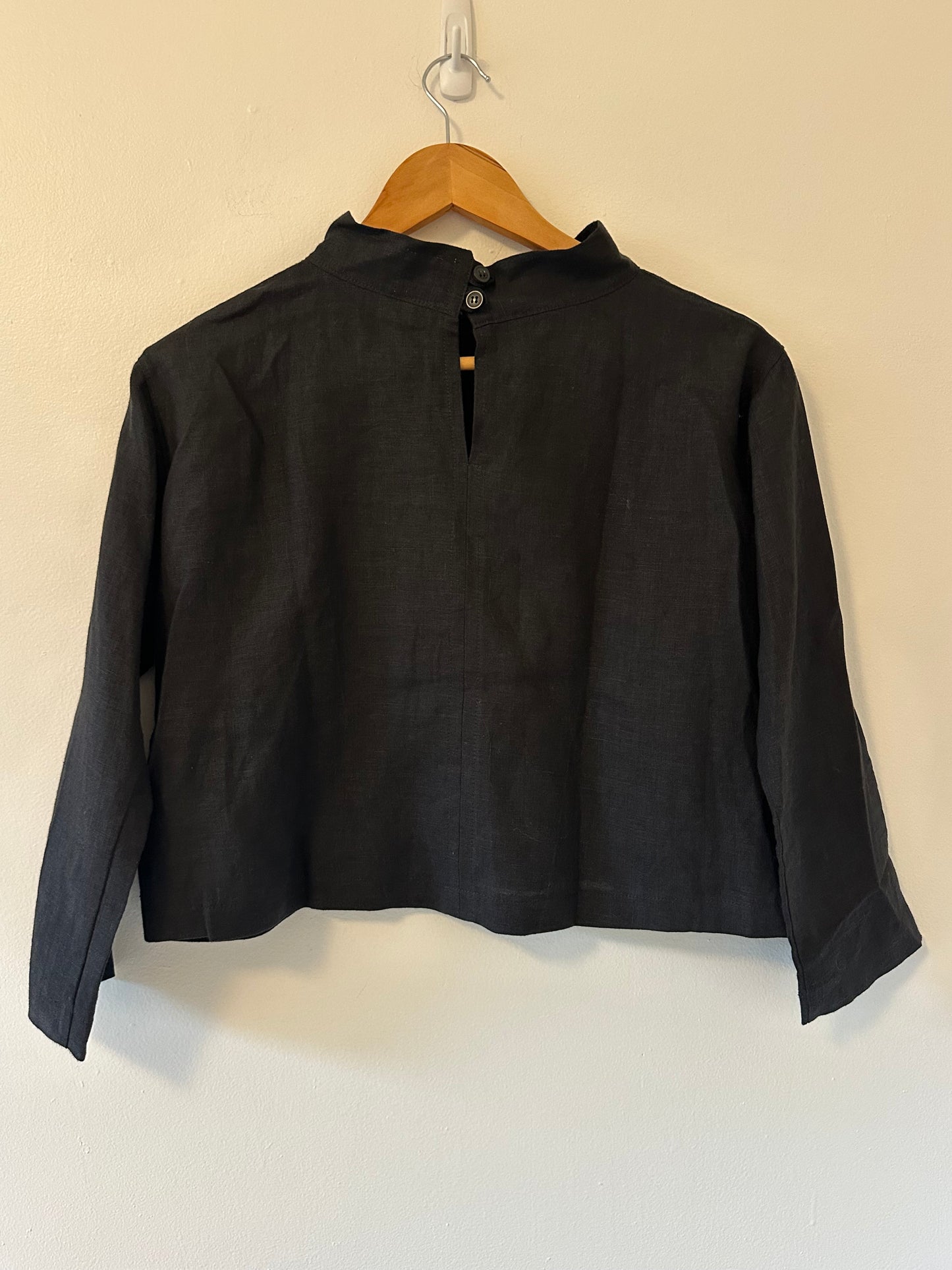Marty Jean Cropped Uniform Linen Mock Neck Top in Black - Size XS