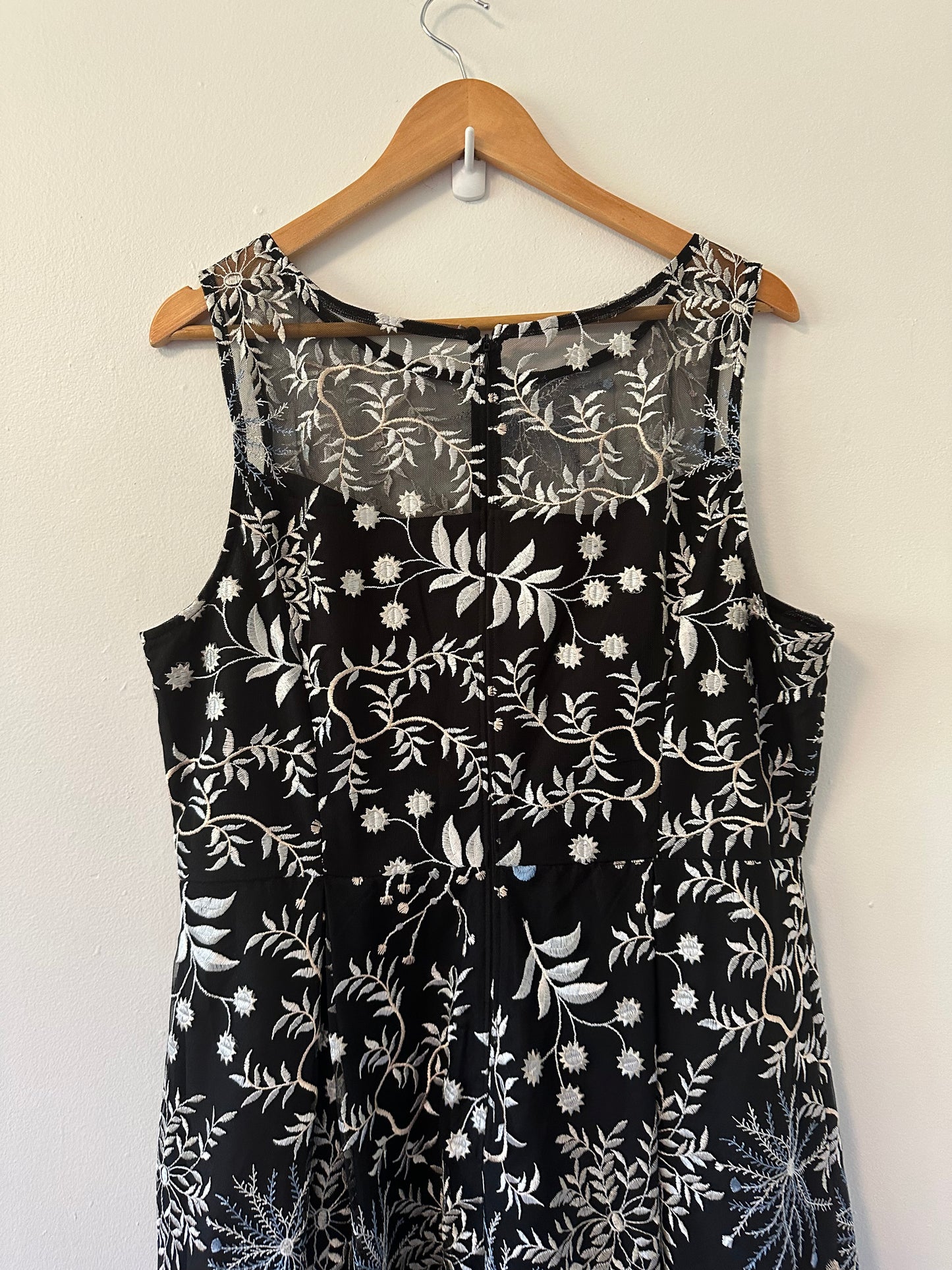 Adrianna Papell Black and White Floral Fit and Flare Midi Dress | Size 18