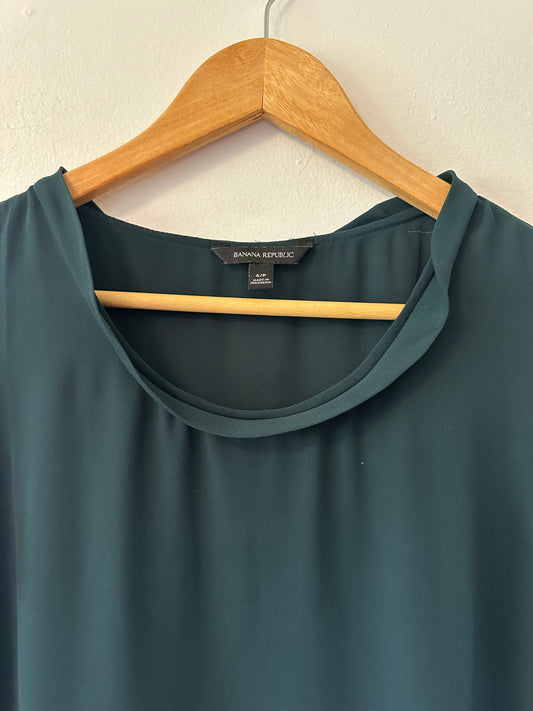 Banana Republic Short Sleeve Scoop Neck Blouse in Dark Green | Size Small