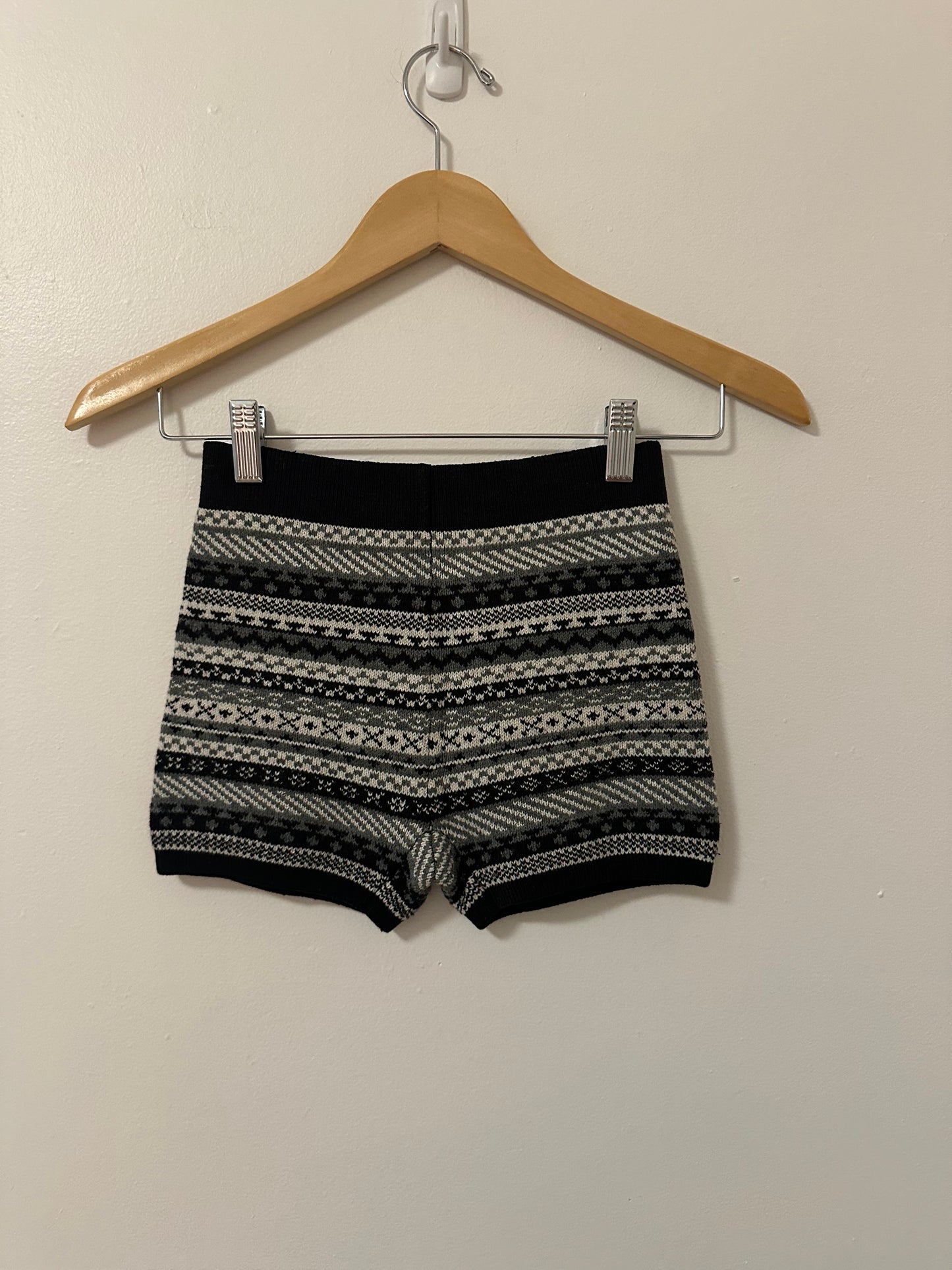Uniqlo Black and Gray Knit Patterned Women’s Shorts