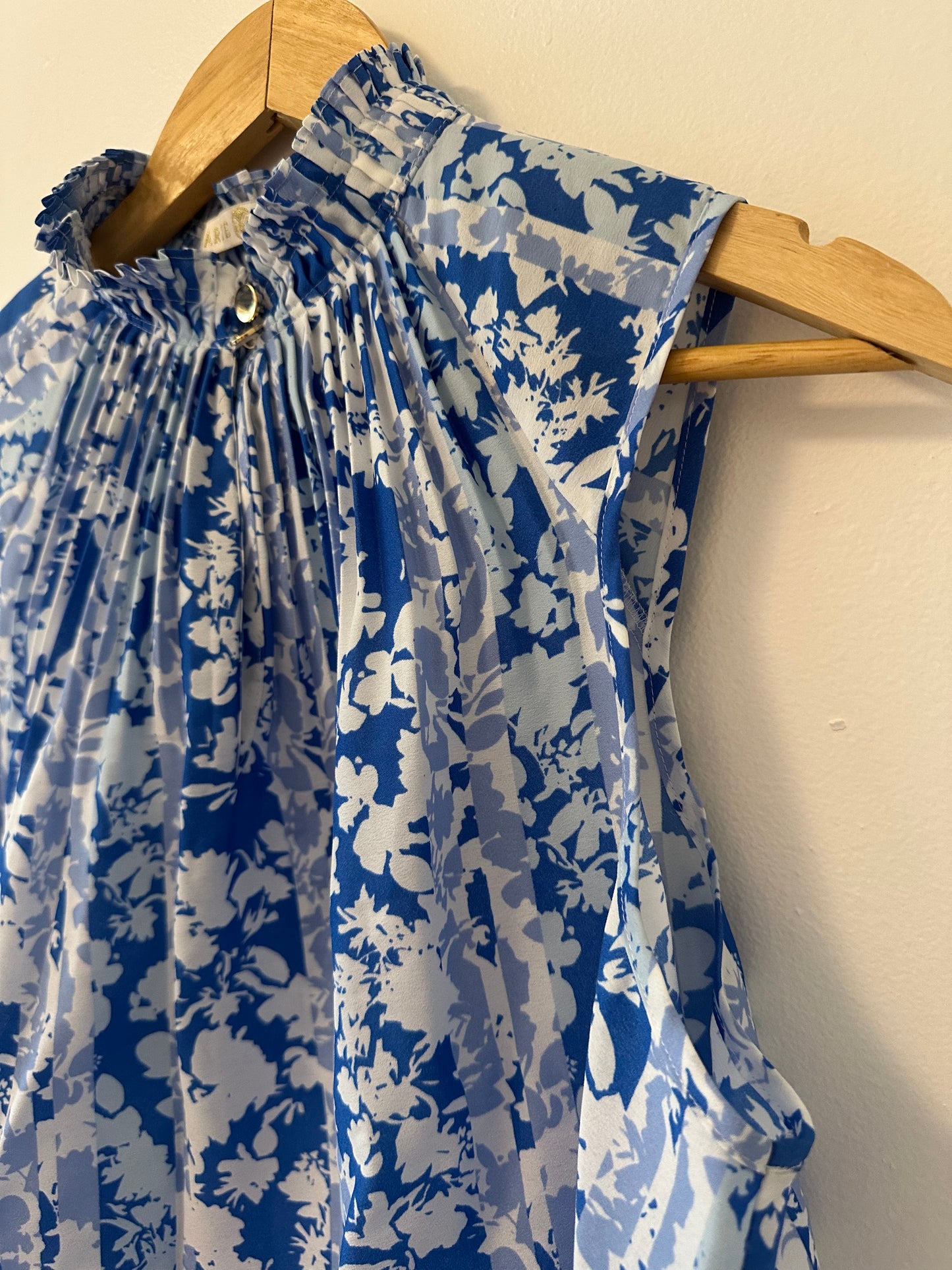 Marie Oliver Floral Blue Sleeveless Top Size Medium