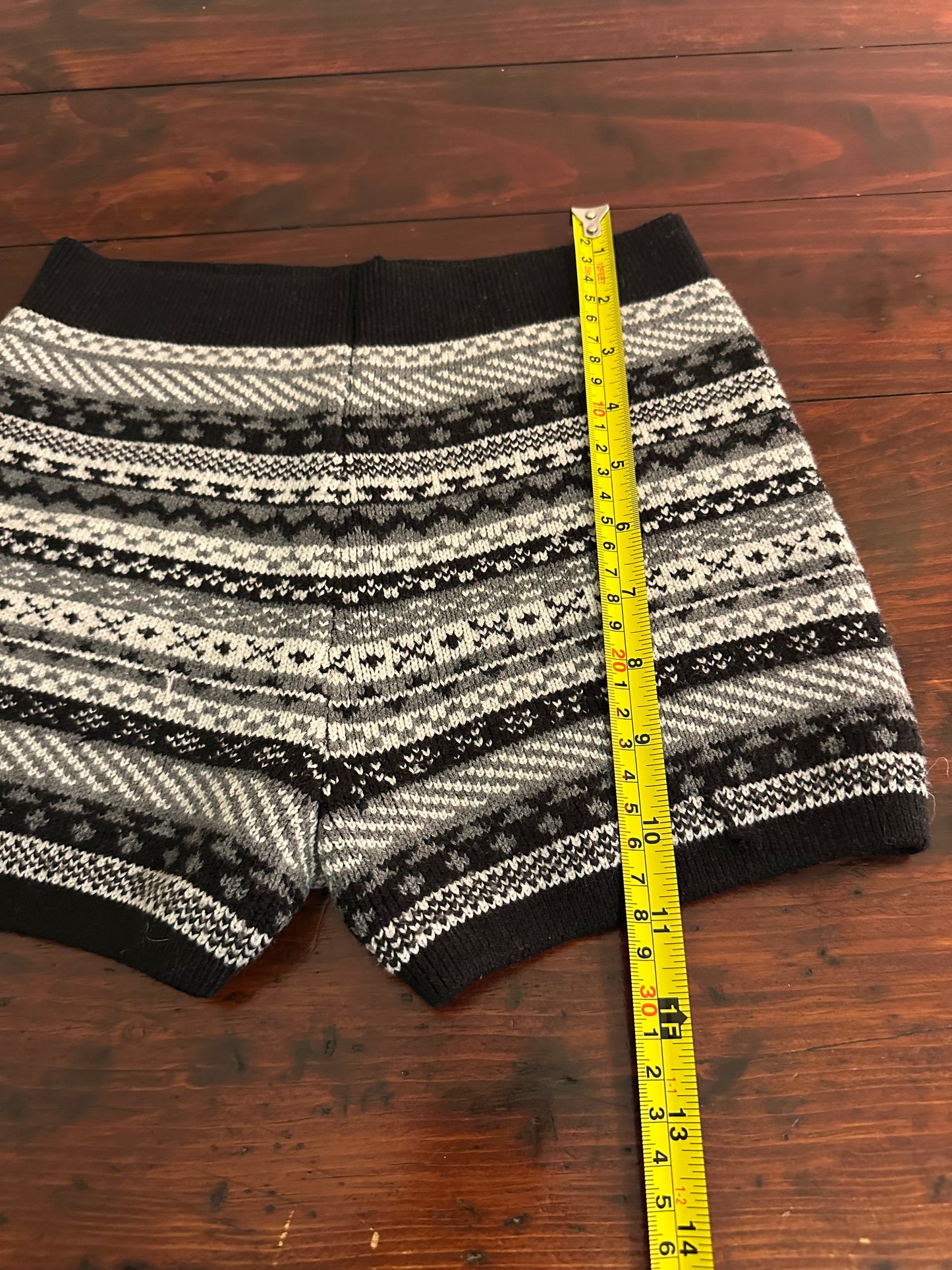 Uniqlo Black and Gray Knit Patterned Women’s Shorts