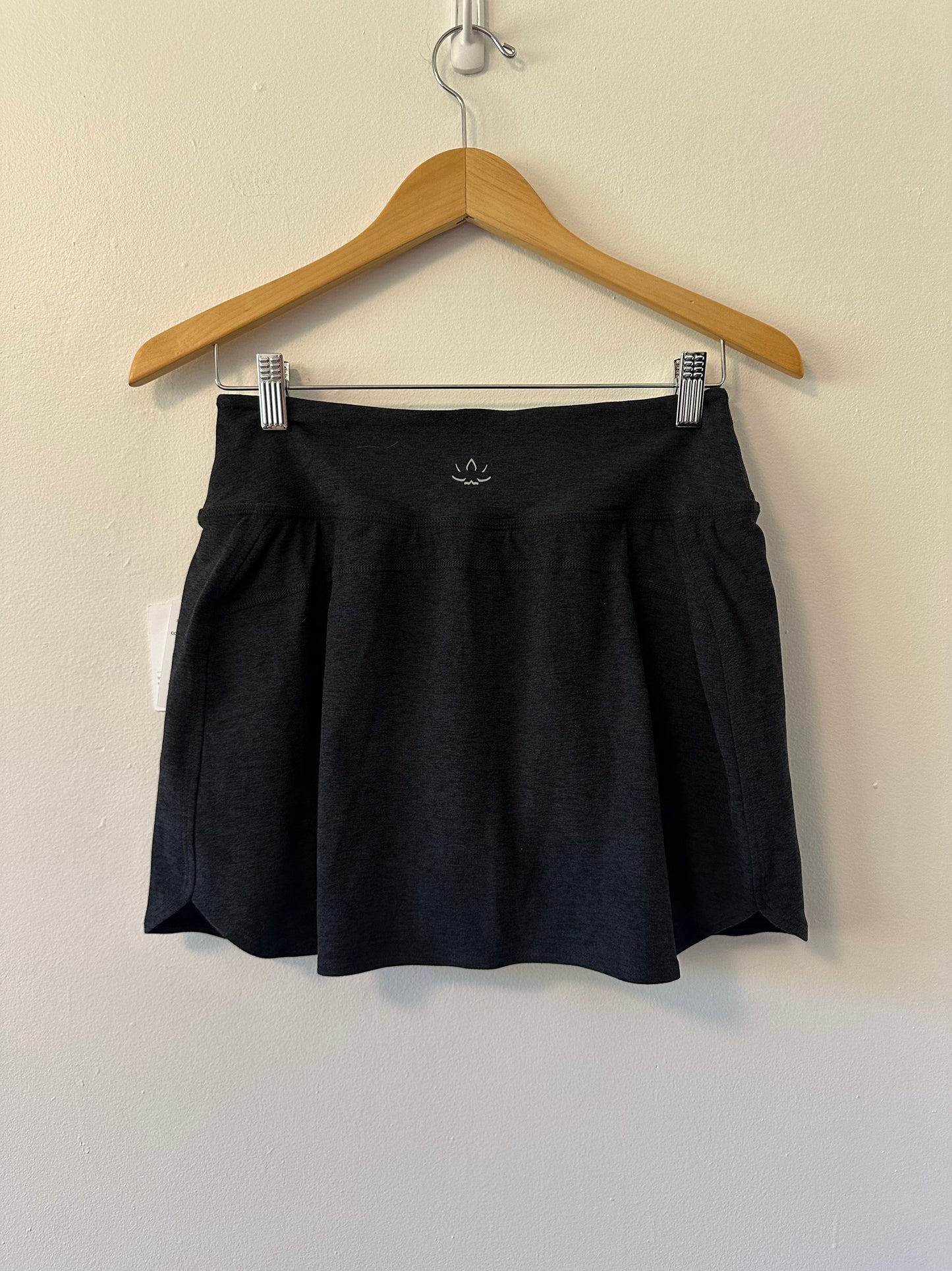 NWT Beyond Yoga Movement Skirt in Heather Darkest Night | Size Small