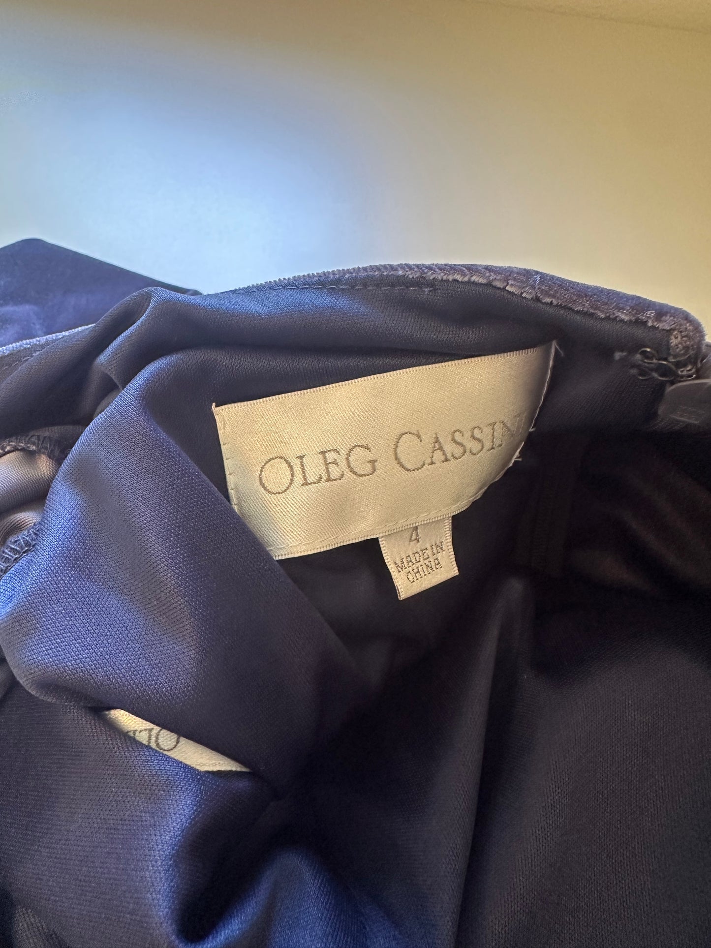 Oleg Cassini NWT Three-Quarter Sleeve Velvet Sheath Dress in Navy | Size 4