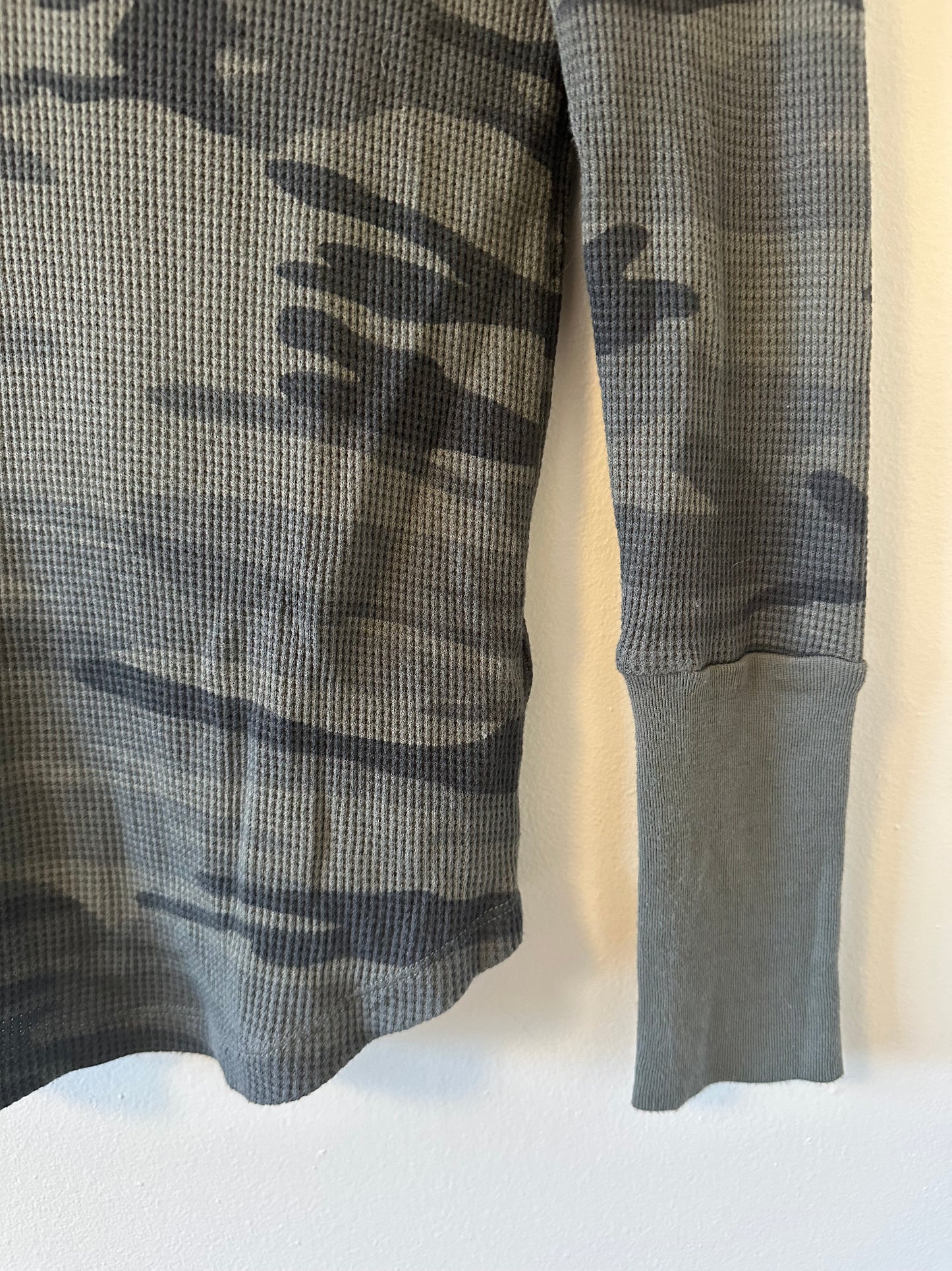 Splendid Camouflage Long Sleeve Henley Thermal Top Size Small