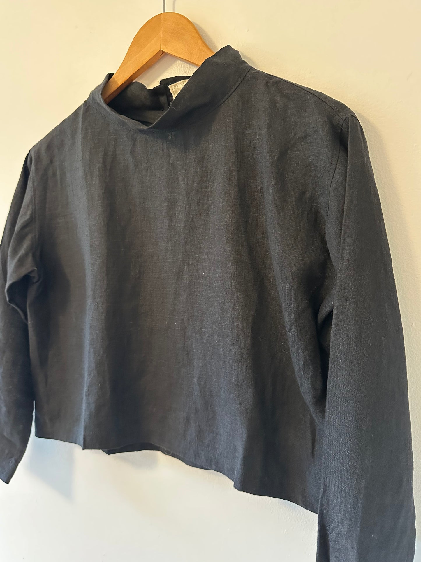 Marty Jean Cropped Uniform Linen Mock Neck Top in Black - Size XS