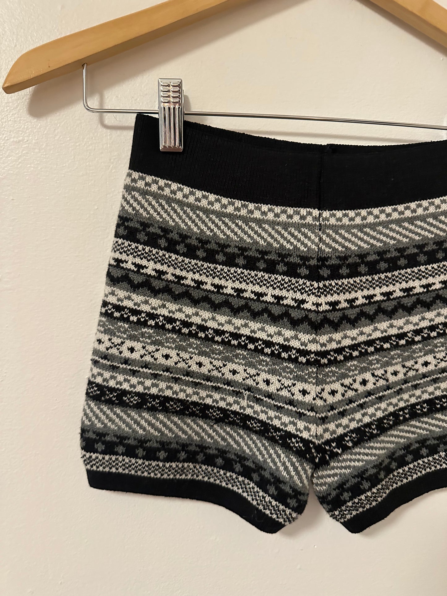 Uniqlo Black and Gray Knit Patterned Women’s Shorts