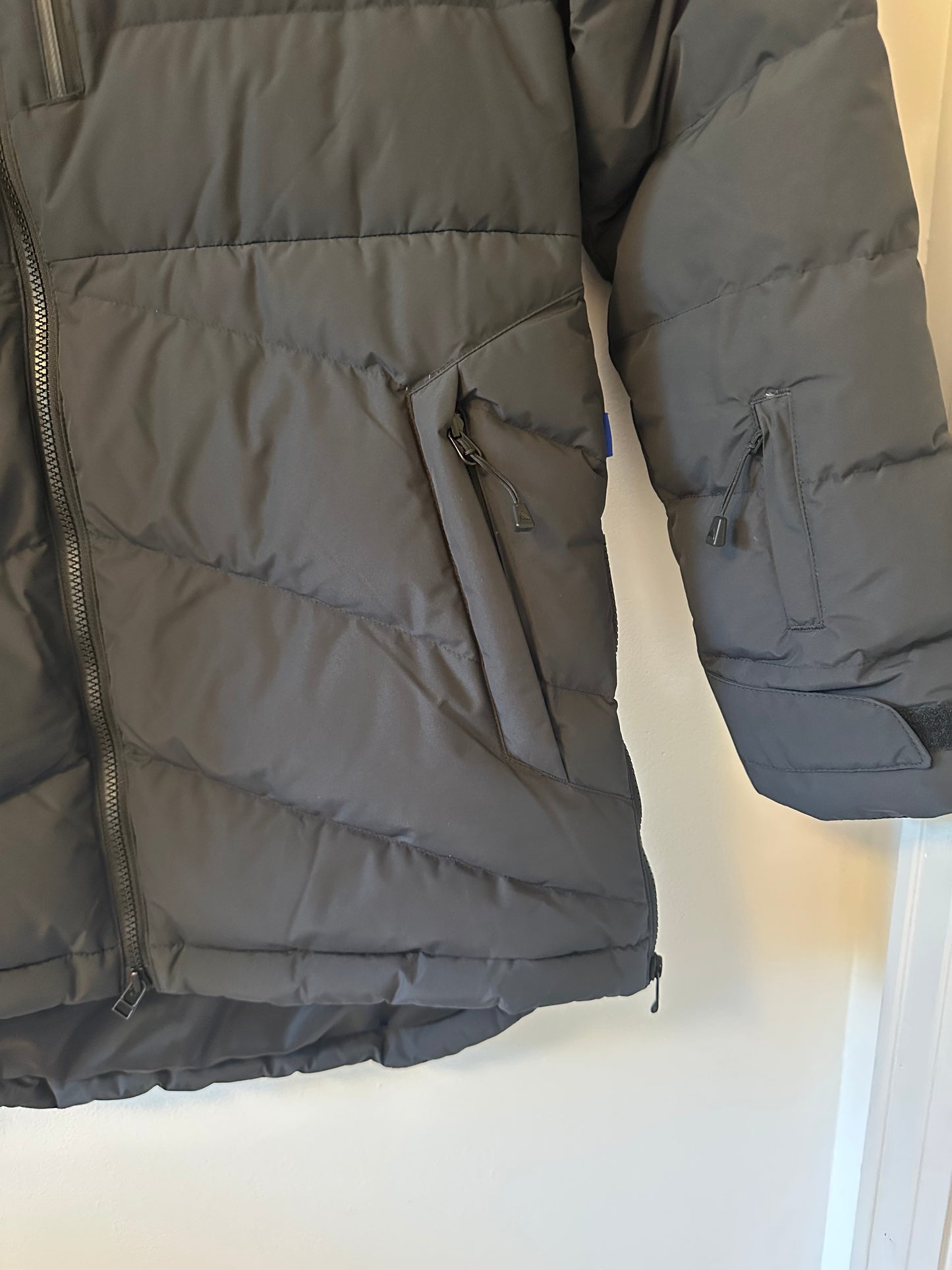 Burton Loyil Down Snowboard Jacket in Black | Size Small