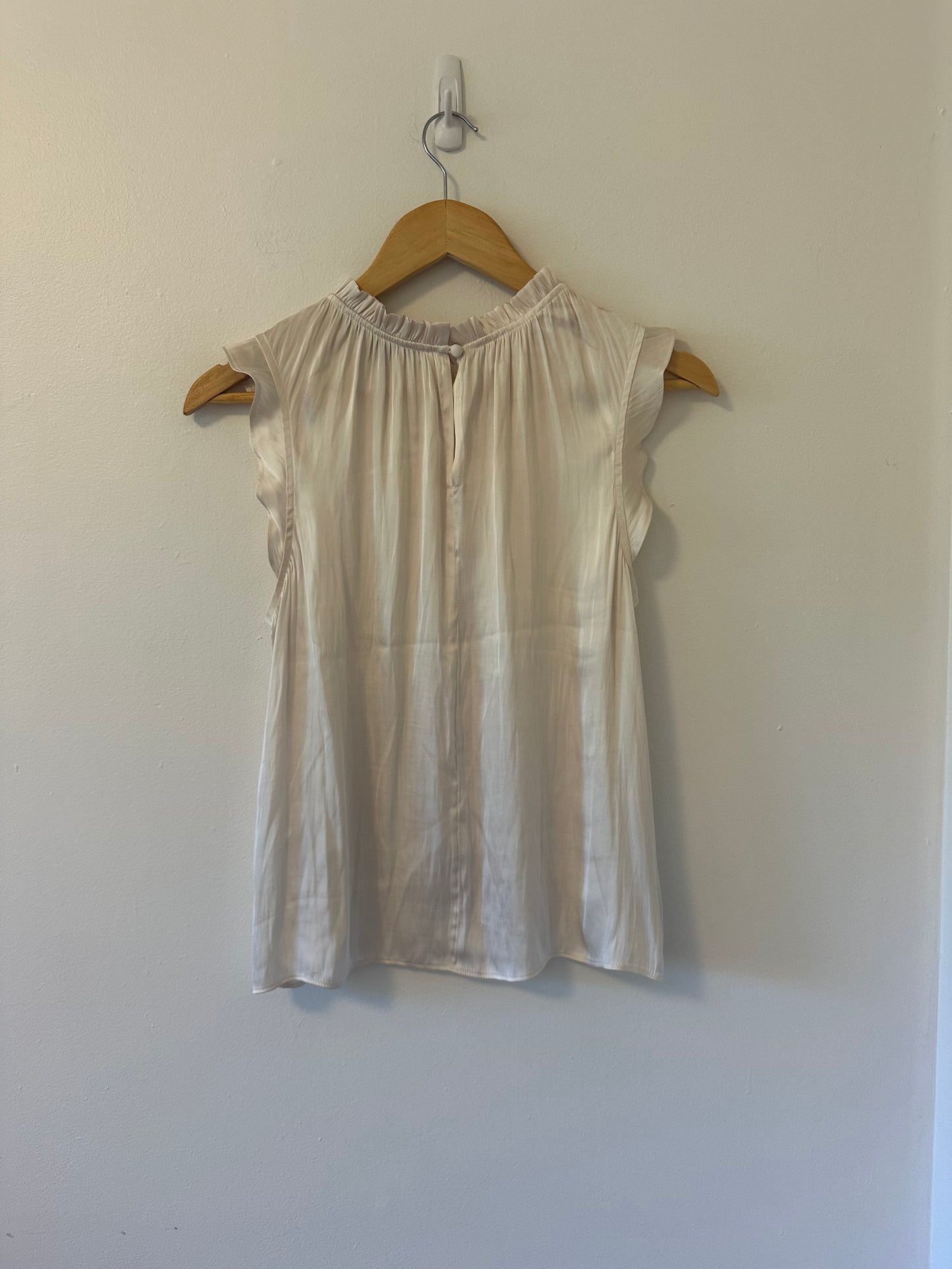 Banana Republic - Cream Ruffle Sleeve Blouse | Size Small