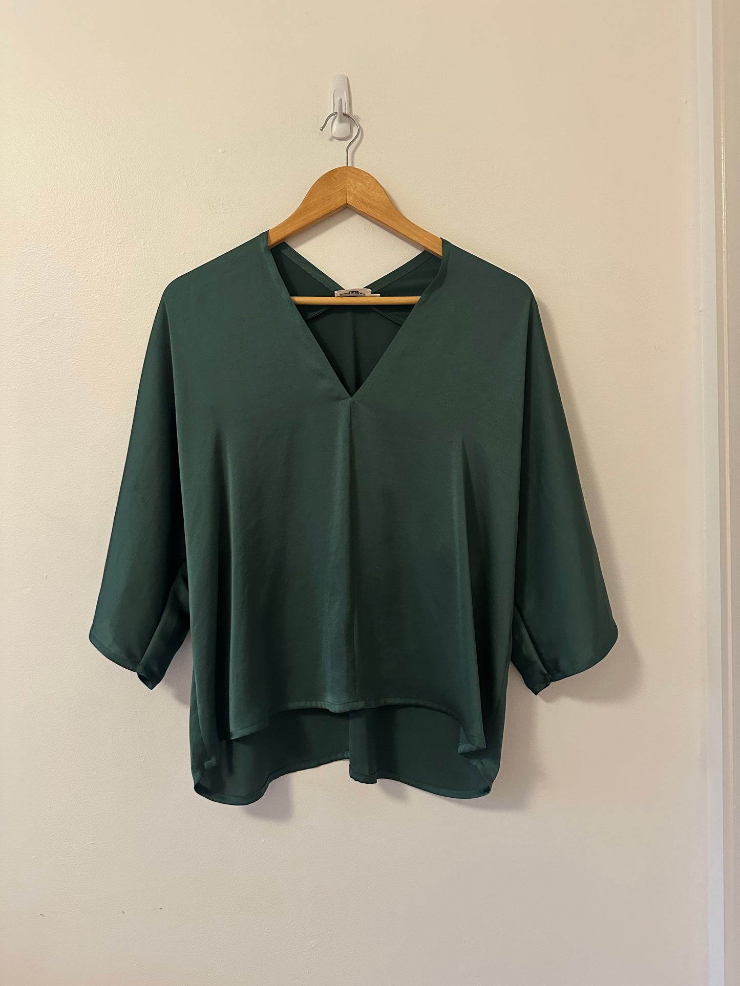 The Reset R Label Deep Green V-Neck Silky Loose Blouse | Size Medium