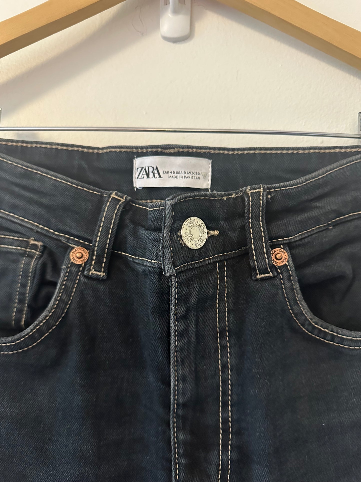 Zara - Women's Black Kick Flare Leg Jeans with Contrast Stitching | Size 8