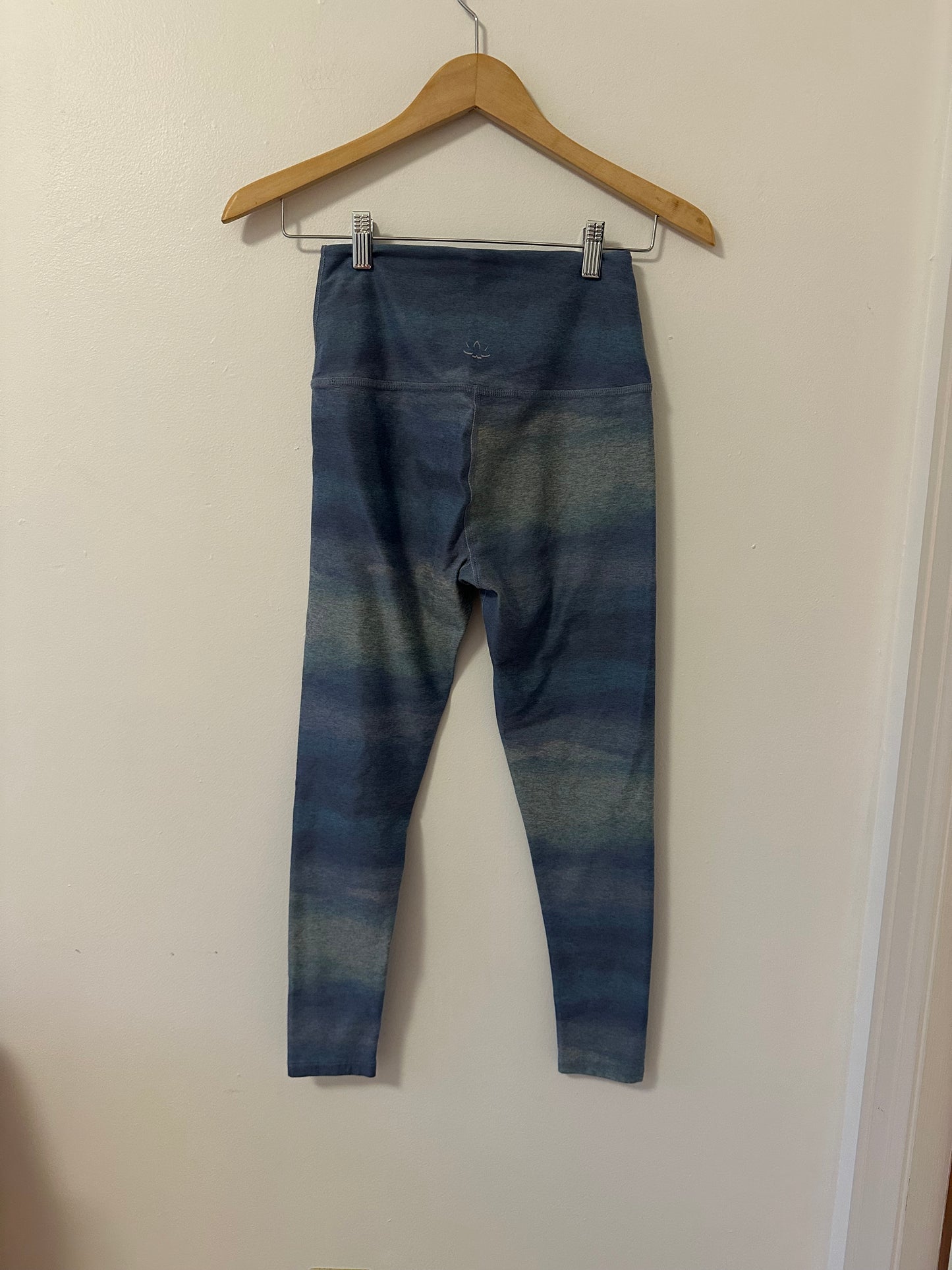 Beyond Yoga SoftMark High Waisted Midi Legging in Watercolor Waves | Size Medium