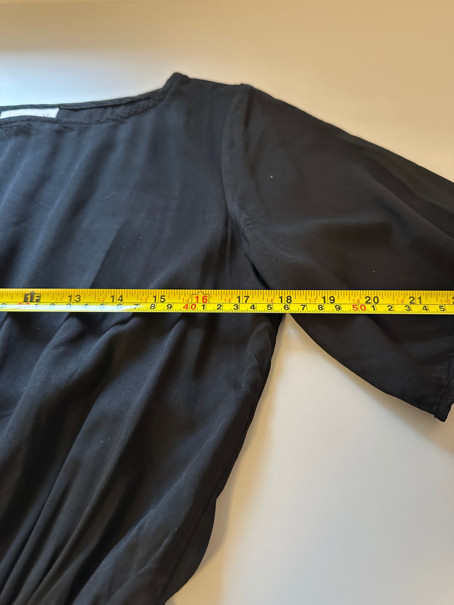 Bella Dahl Satin Smocked Waist Top in Black | Size Medium