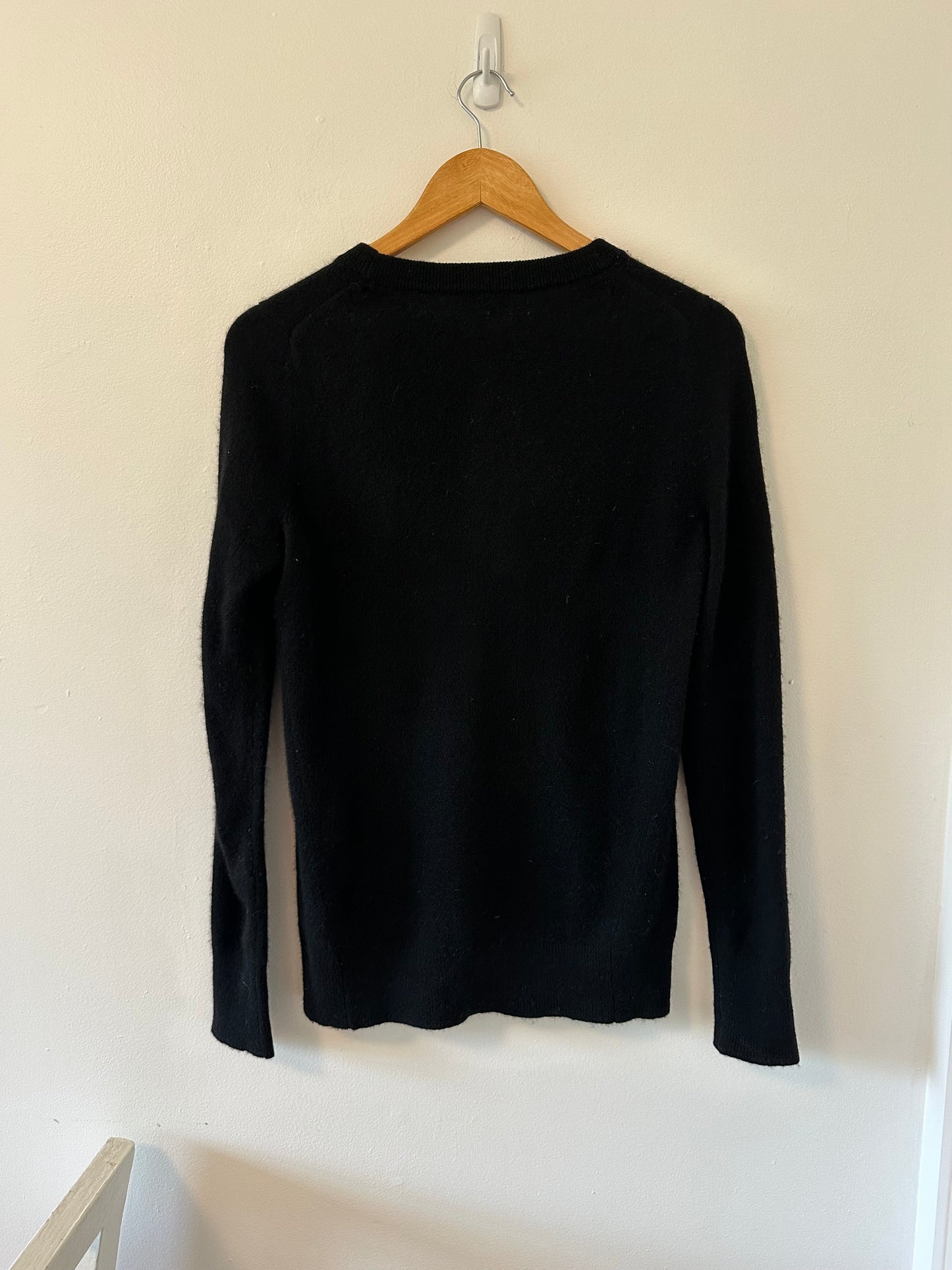White + Warren Essentials Classic Crewneck Cashmere Sweater in Black - Small