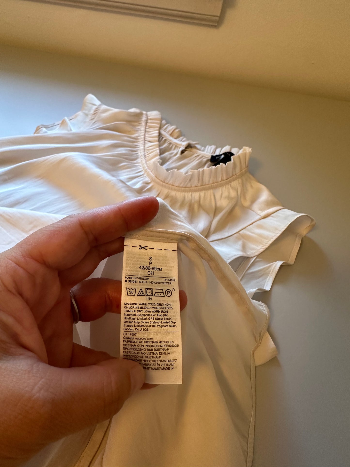 Banana Republic - Cream Ruffle Sleeve Blouse | Size Small