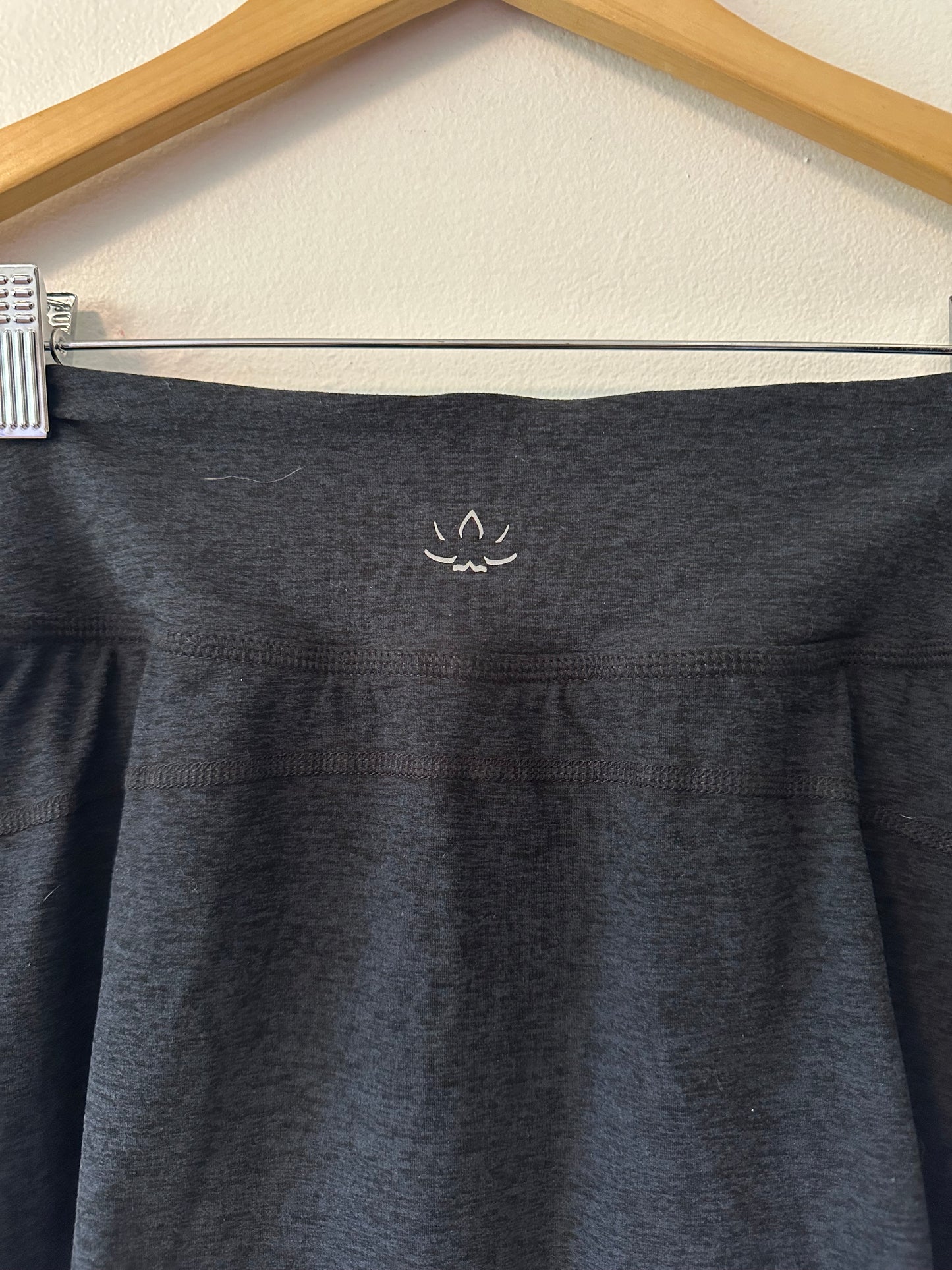 NWT Beyond Yoga Movement Skirt in Heather Darkest Night | Size Small