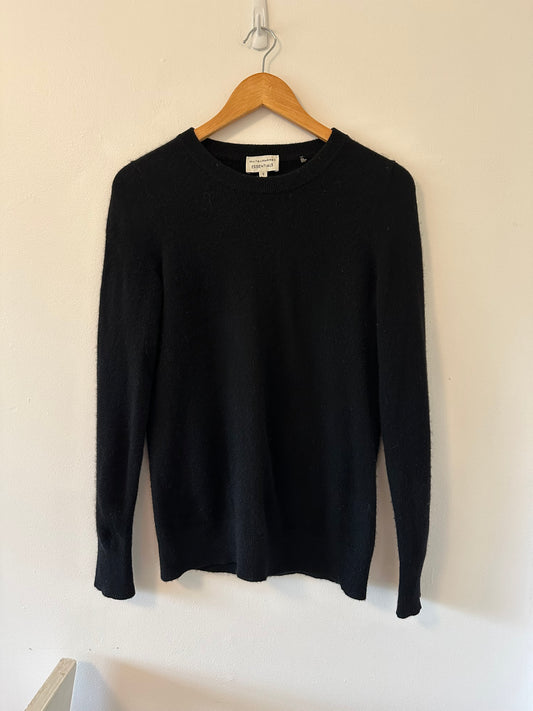 White + Warren Essentials Classic Crewneck Cashmere Sweater in Black - Small