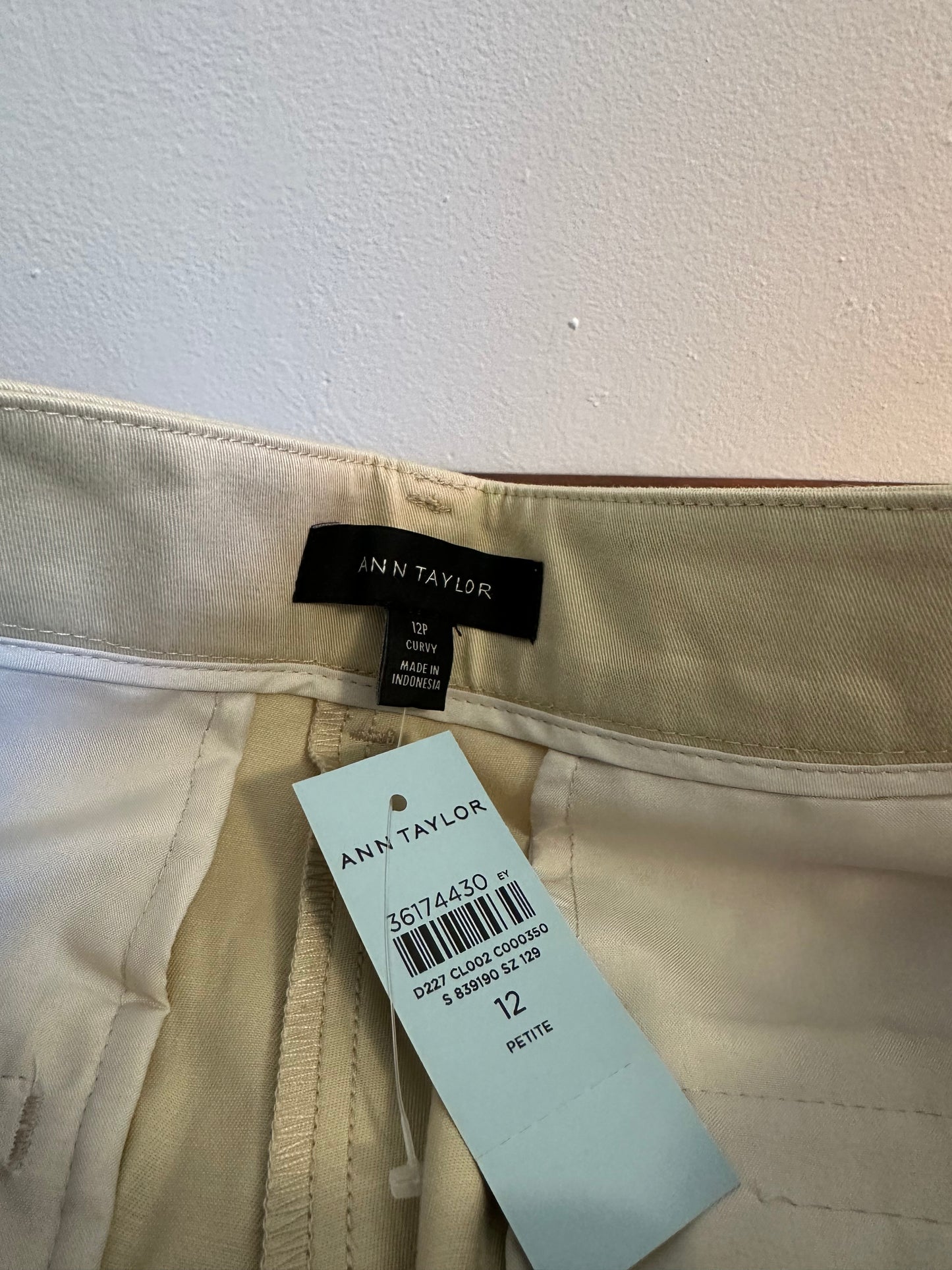 NWT Ann Taylor The Cotton Crop Pant in Soft Khaki - Size 12P