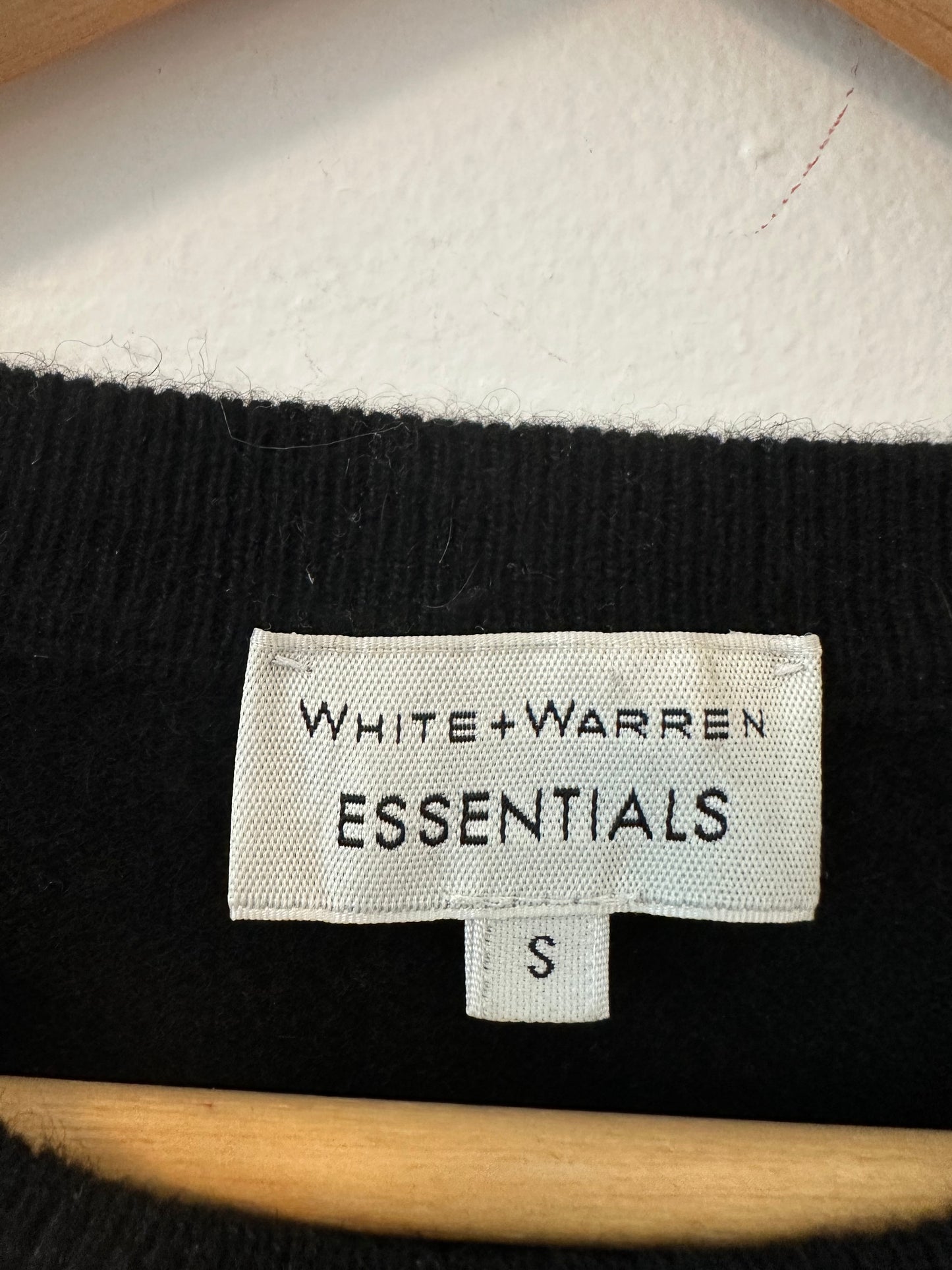 White + Warren Essentials Classic Crewneck Cashmere Sweater in Black - Small