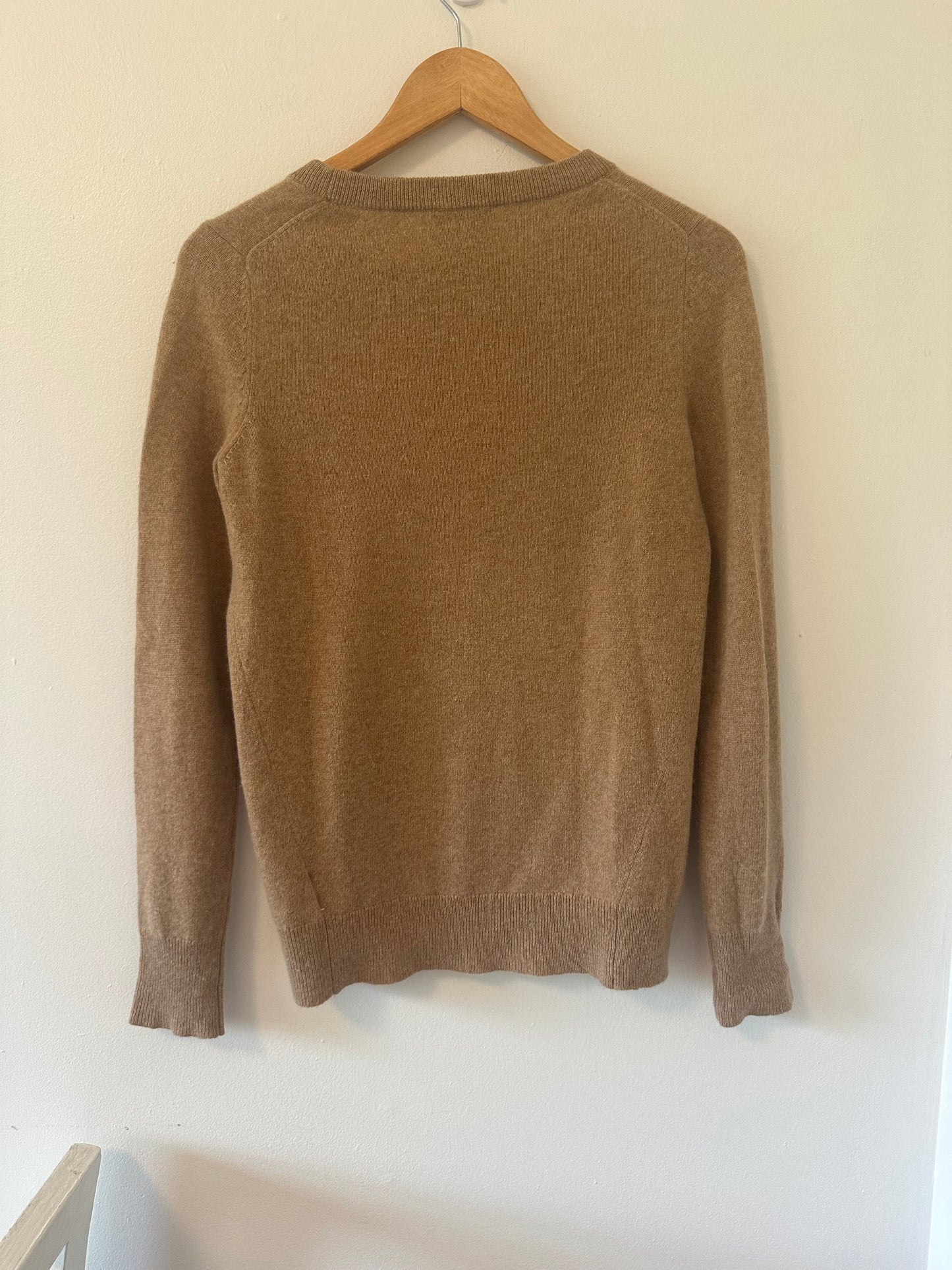 White + Warren Essentials Classic Crewneck Cashmere Sweater in Camel Heather - Small