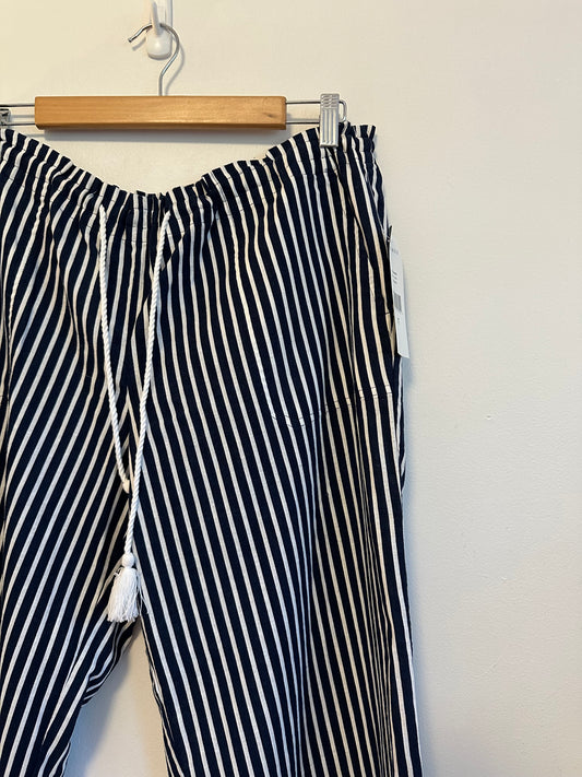 NWT Lauren Ralph Lauren Petite Navy and White Striped Pants | Size Large