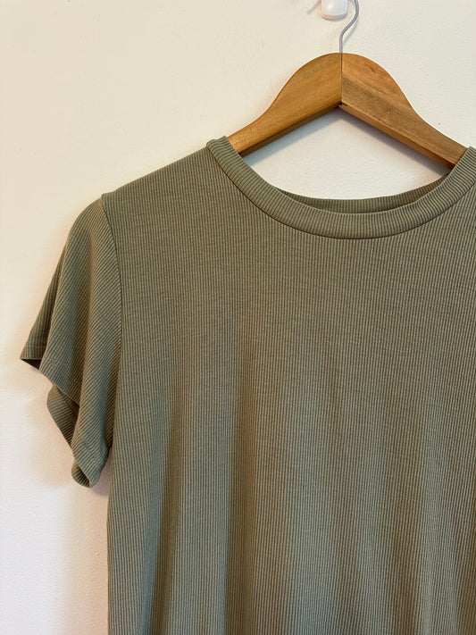Ribbed Knit Short Sleeve Crew Neck T-Shirt in Olive Green | Size Medium