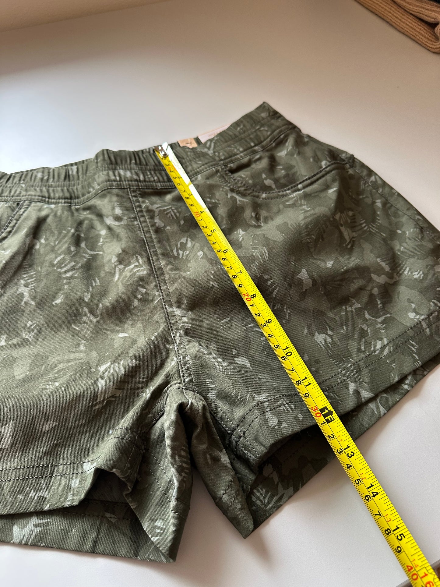 NWT Prana Pull On Stretch Nylon Shorts in Evergreen Camo Green | Size 8