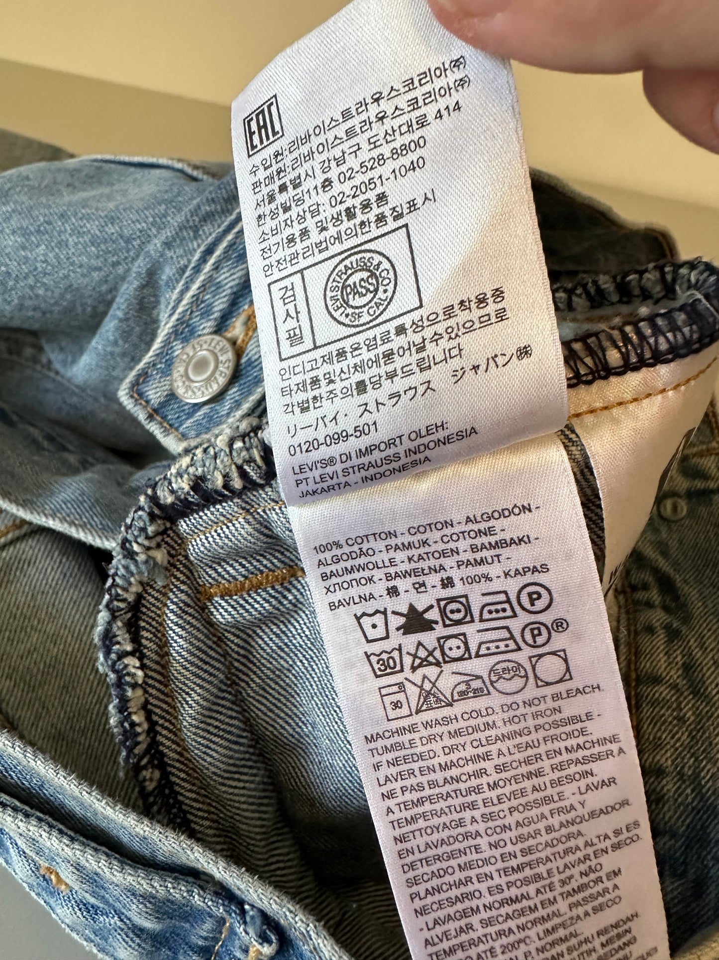 Levis Premium Original Trucker Jean Jacket in Light Wash Denim Blue | Size Small