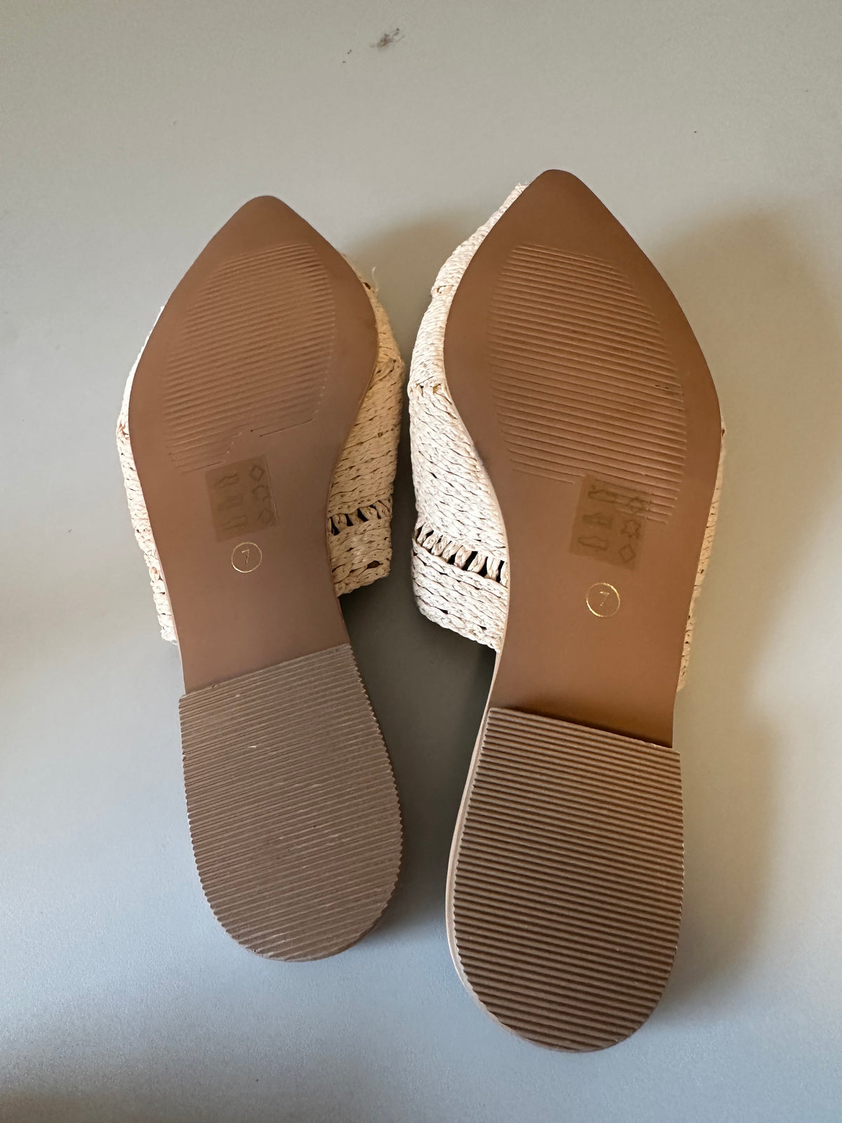 42 Gold Woven Raffia Pointed Toe Mules in Tan | Size 7