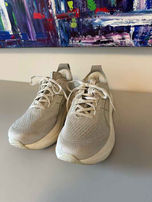 Asics Gel-Nimbus 25 Running Shoes in Grey and White | Size 9
