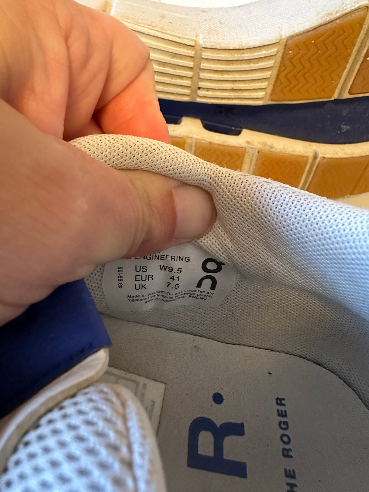 On Running The Roger Advantage Sneakers in White and Cobalt Blue | Size 9.5