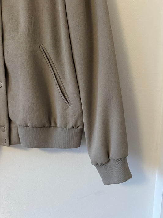 Aritzia Wilfred Poussin Snap Front Bomber Jacket in Taupe | Size Large