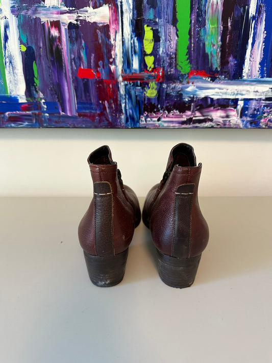 Clarks Leather Round Toe Block Heel Side Zip Ankle Boots | Size 8.5