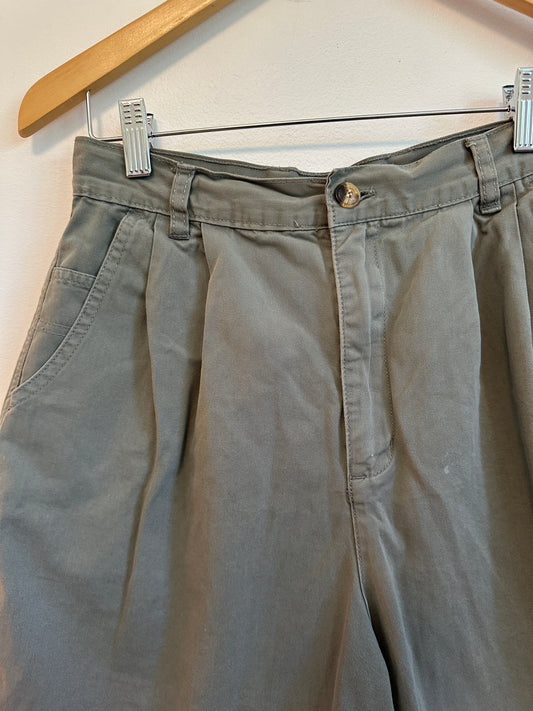 Vintage Gloria Vanderbilt Pleated Chino Shorts in Olive Green Cotton | Size 8
